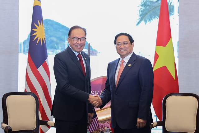 Thủ tướng Phạm Minh Chính gặp Thủ tướng Malaysia Anwar Ibrahim - Ảnh: VGP