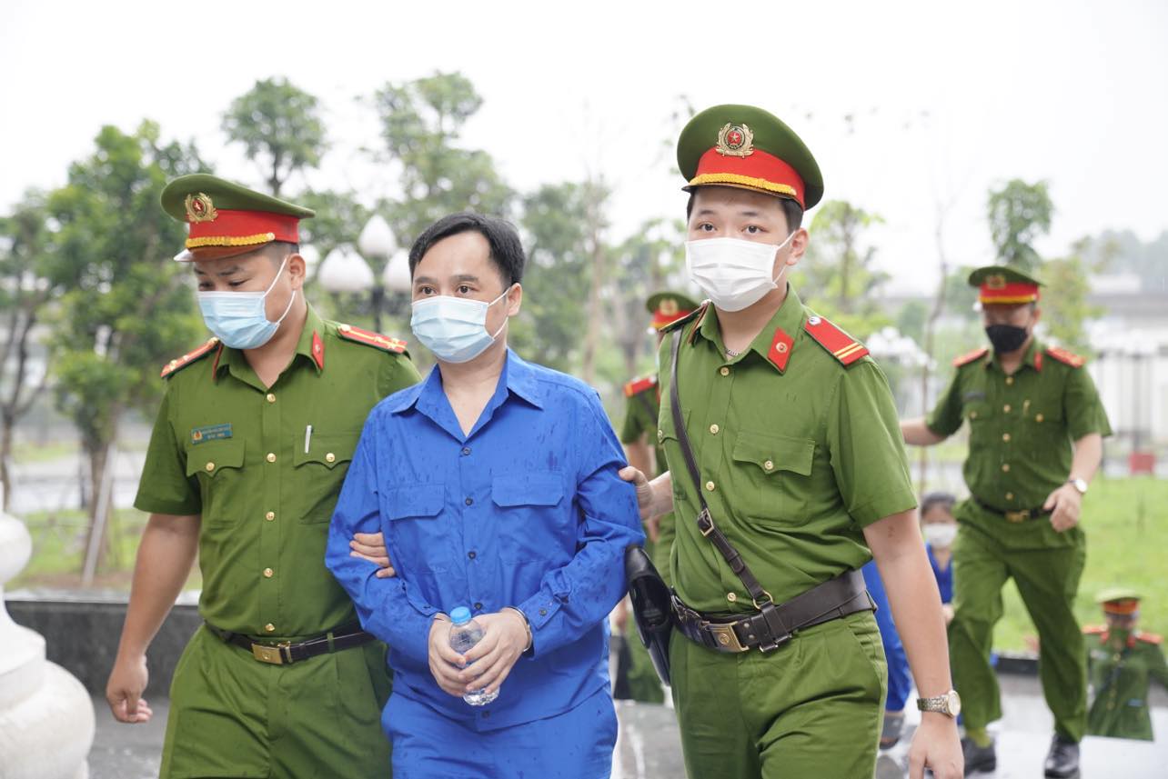 Bị cáo Đỗ Thành Nhân được dẫn giải đến tòa.