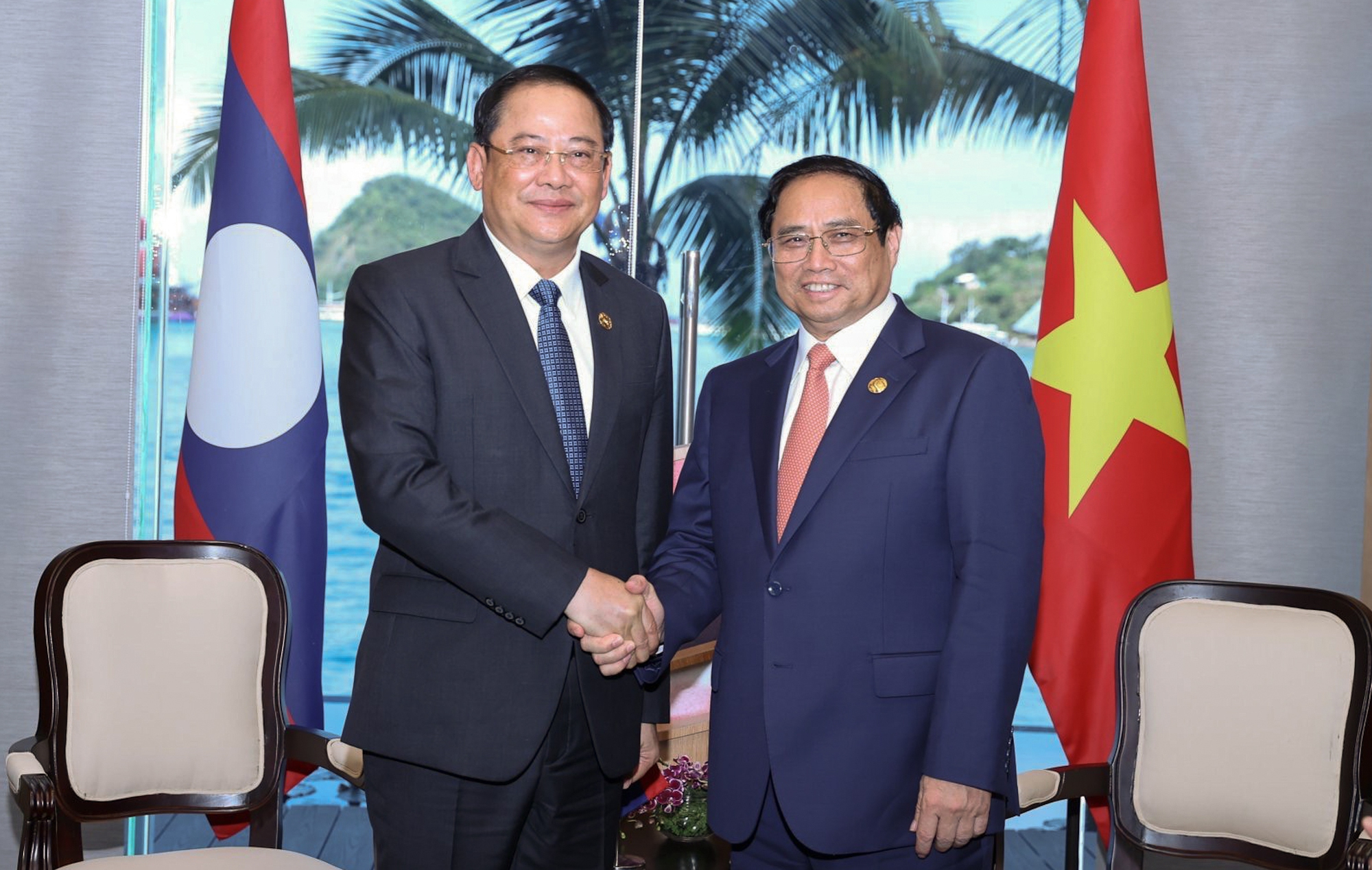 Thủ tướng Phạm Minh Chính và Thủ tướng Sonexay Siphandone - Ảnh: VGP