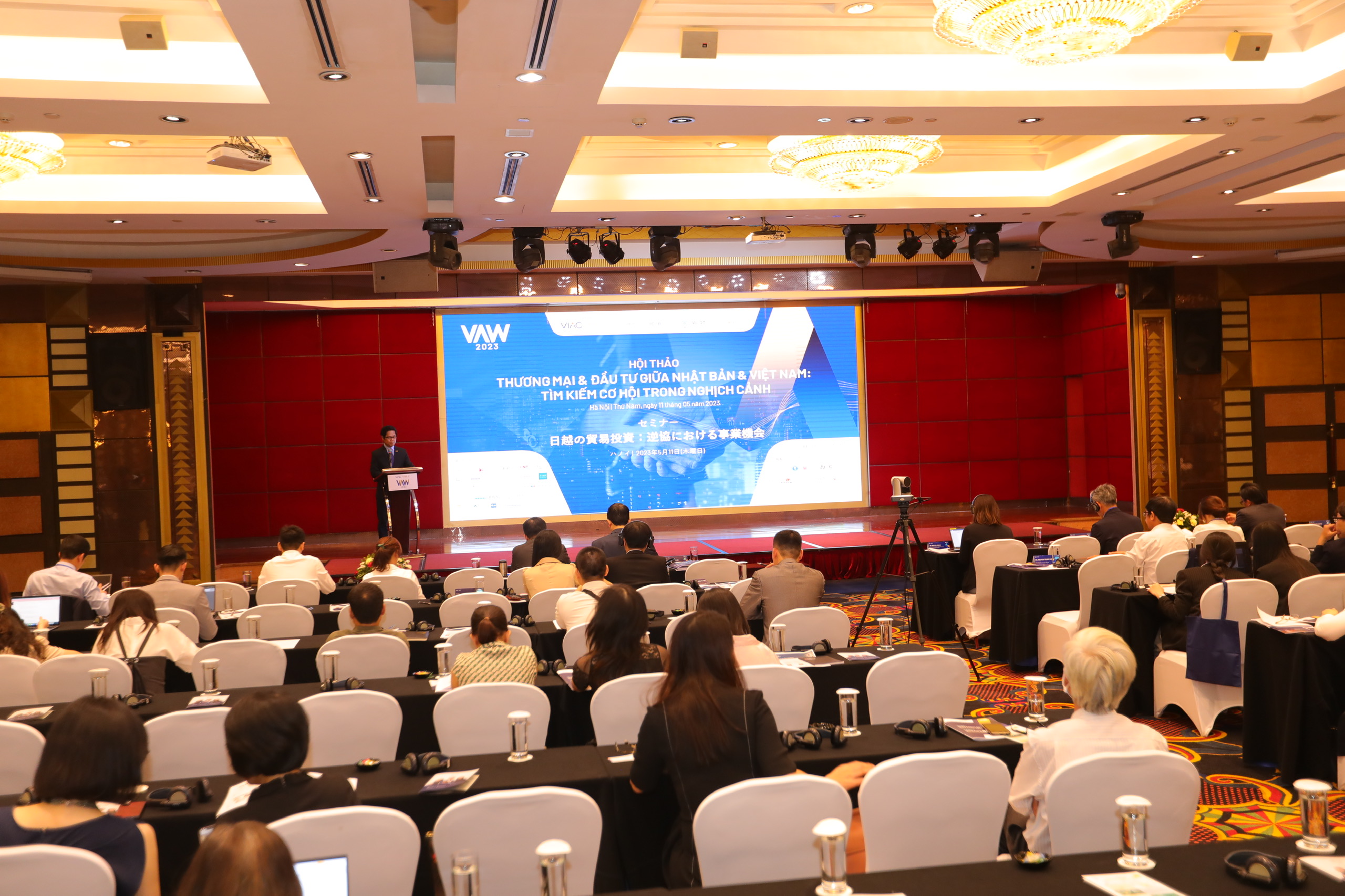 TS Vũ Tiến Lộc, Chủ tịch Trung t&acirc;m trọng t&agrave;i quốc tế Việt Nam (VIAC) ph&aacute;t biểu.