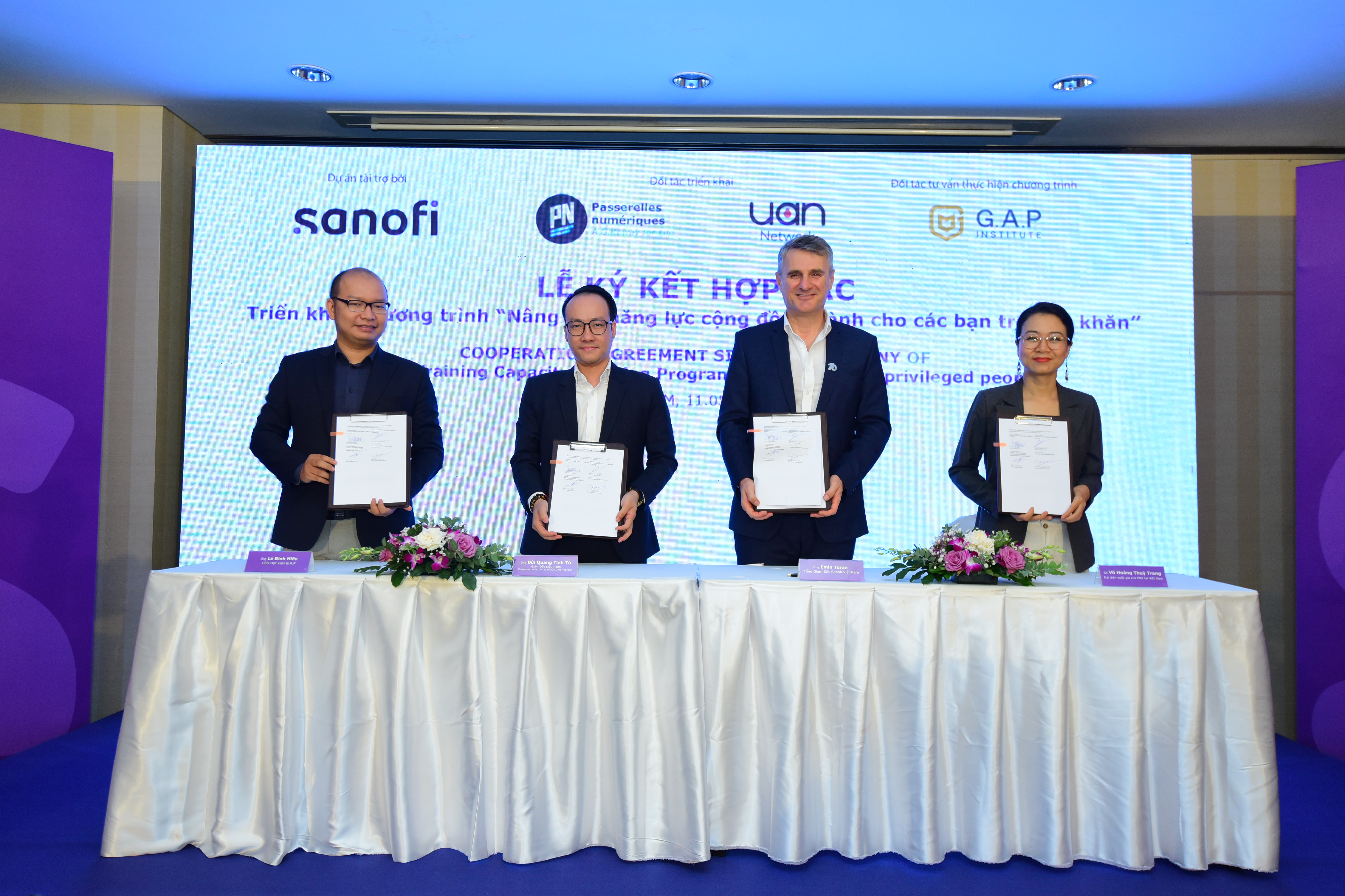 Lễ ký kết giữa các bên với mục tiêu trao tặng 700 tài khoản đào tạo trực tuyến cho những thanh niên khó khăn tại Việt Nam