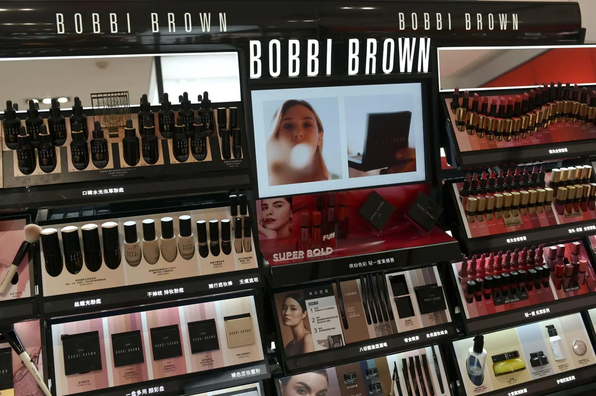 Năm 1995, Estee Lauder mua lại Bobbi Brown với gi&aacute; tiết lộ tr&ecirc;n dưới 100 triệu USD.