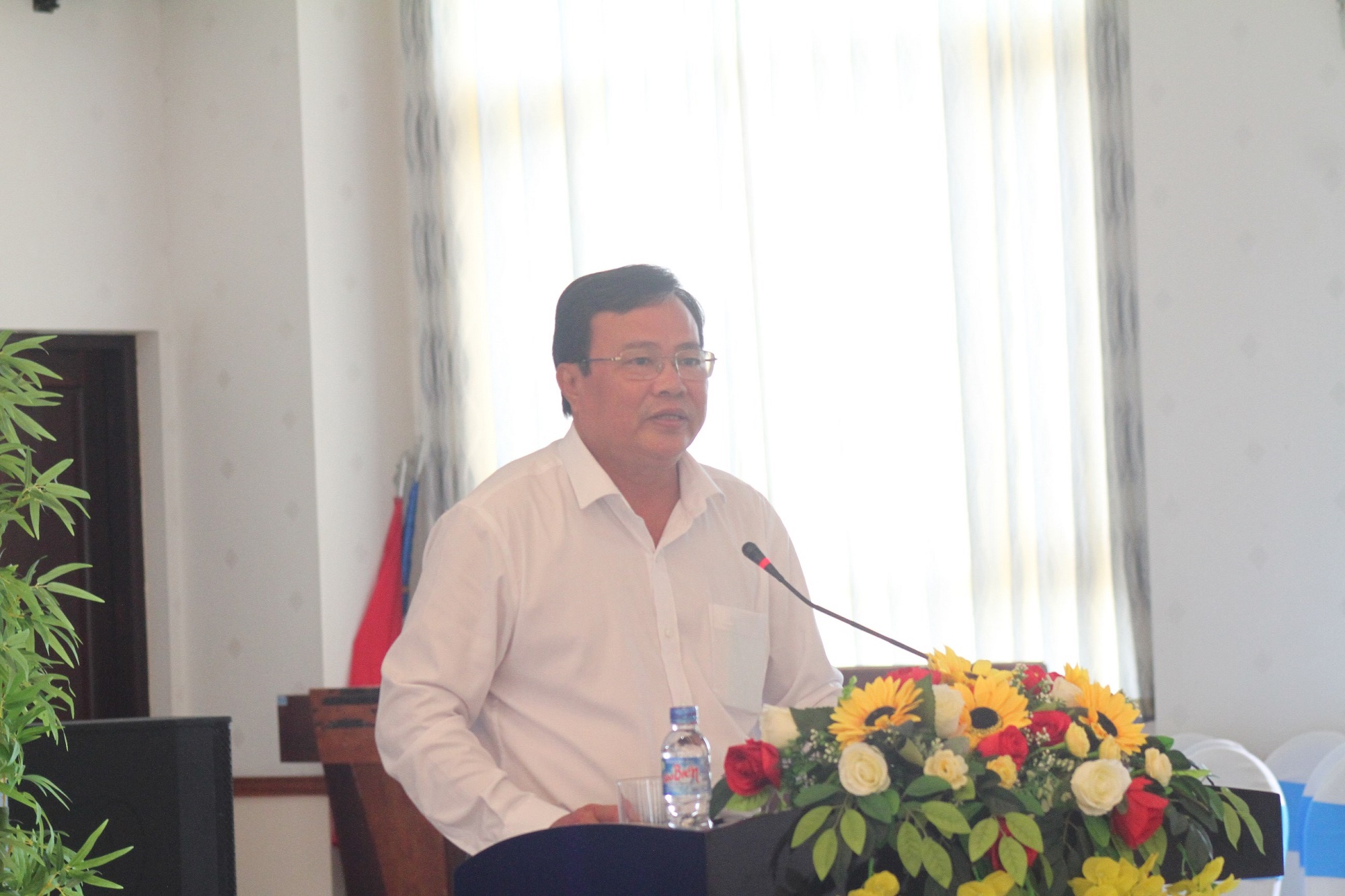 Chủ tịch UBND tỉnh Trà Vinh báo cáo tại buổi làm việc.