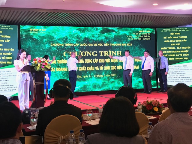 Lãnh đạo Bộ Công Thương và UBND TP. Đà Nẵng thực hiện nghi thức khởi động Chương trình Kết nối giao thương giữa nhà cung cấp khu vực miền Trung - Tây Nguyên