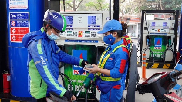 Giá xăng dầu tiếp tục giảm mạnh