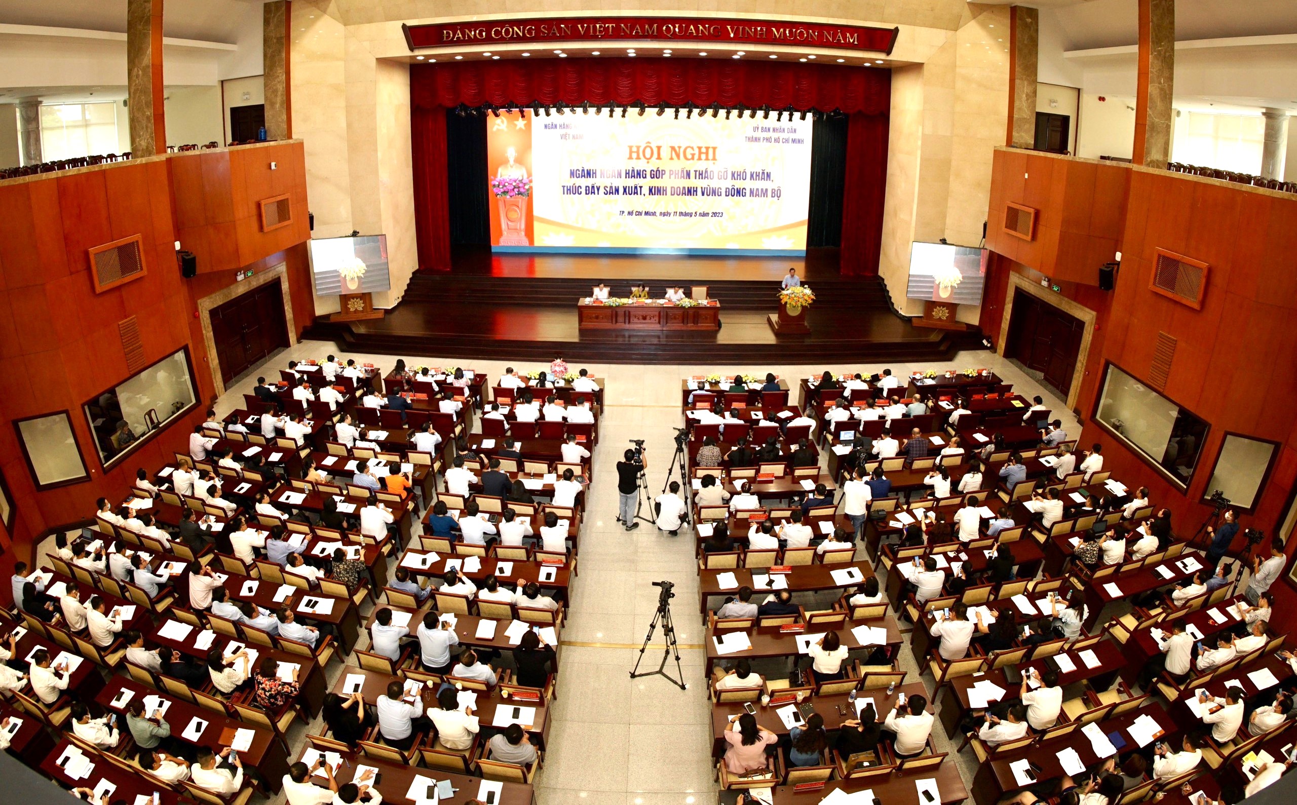 Toàn cảnh Hội nghị "Ngành ngân hàng góp phần tháo gỡ khó khăn, thúc đẩy sản xuất, kinh doanh vùng Đông Nam Bộ"  chiều 11/5 tại TP.HCM.