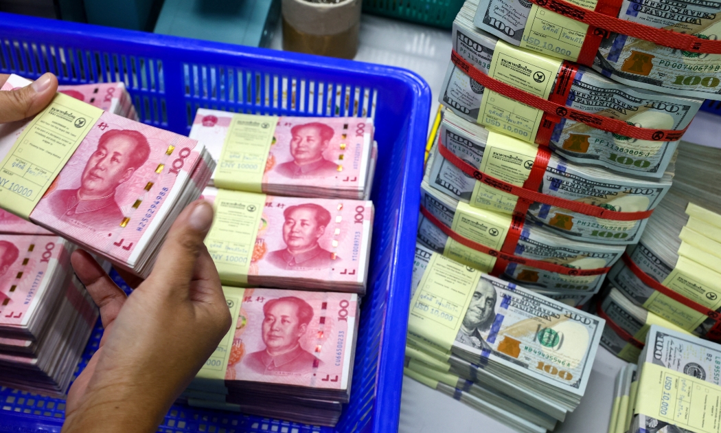 Tháng 3/2023, lần đầu tiên Nhân dân tệ vượt qua USD trở thành đồng tiền được sử dụng nhiều nhất trong các giao dịch xuyên biên giới ở Trung Quốc - Ảnh: Reuters