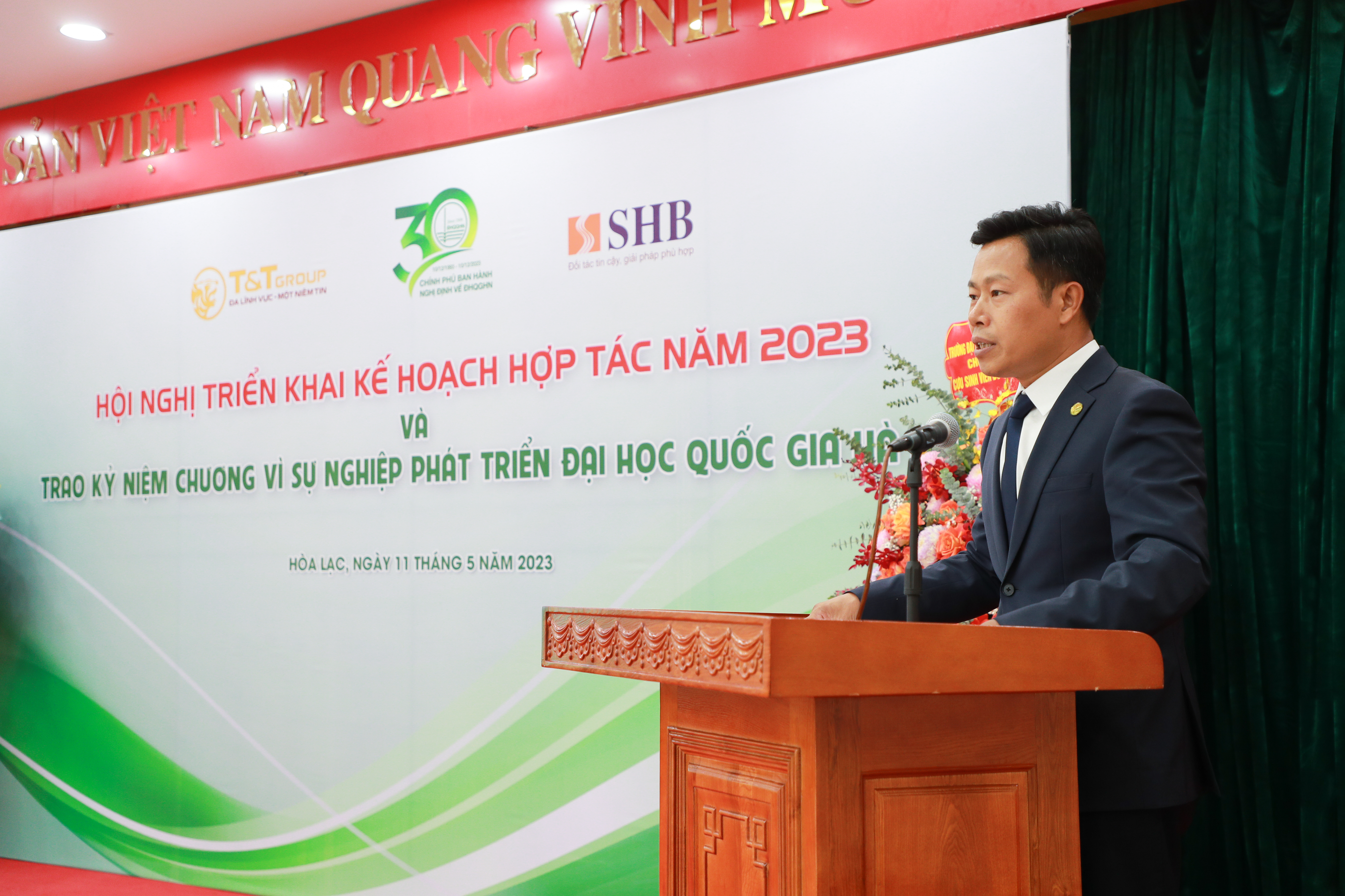 GS.TS L&ecirc; Qu&acirc;n ghi nhận v&agrave; biểu dương những đ&oacute;ng g&oacute;p, cống hiến của doanh nh&acirc;n Đỗ Quang Hiển đối với sự ph&aacute;t triển của Đại học Quốc gia H&agrave; Nội trong nhiều năm qua.