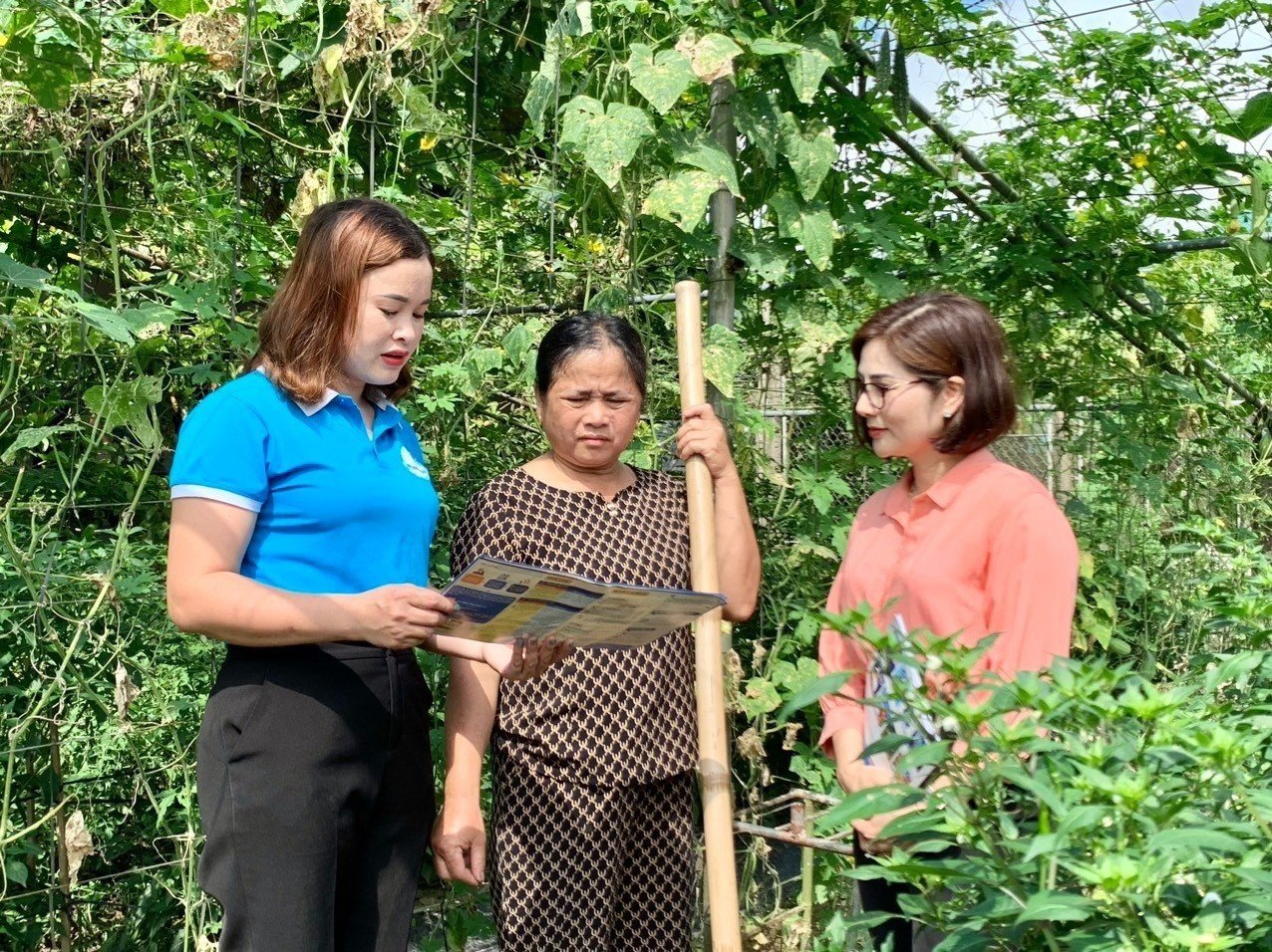 Người dân được tư vấn về các lợi ích thiết thực khi tham gia bảo hiểm xã hội tự nguyện. Ảnh - BHXH Việt Nam.