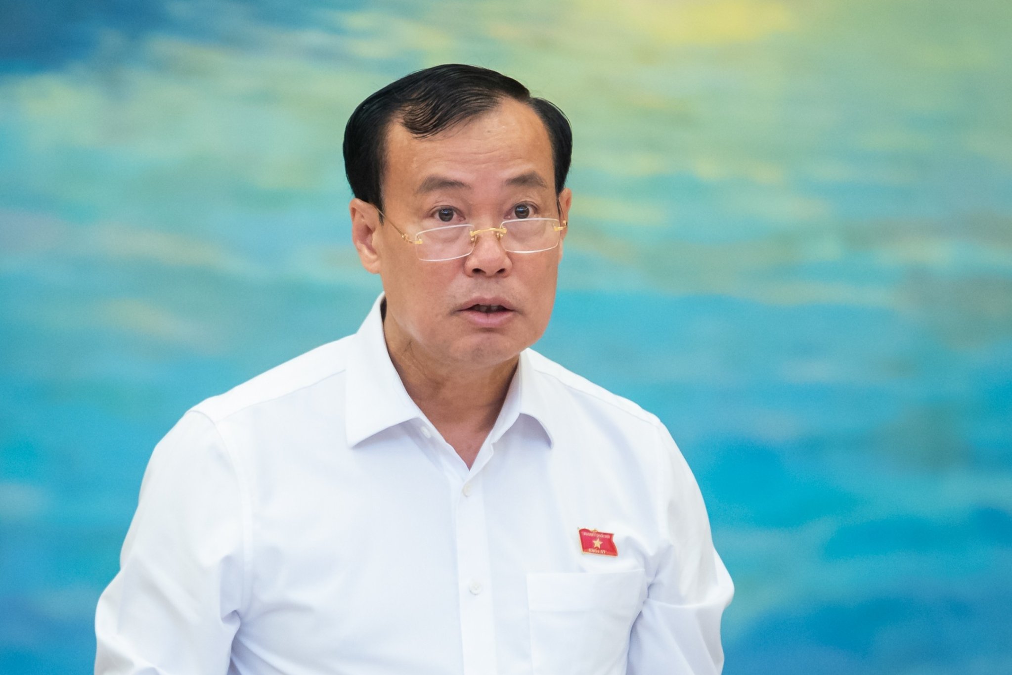 Chủ nhiệm Ủy ban Quốc phòng và An ninh Lê Tấn Tới trình báo cáo Thẩm tra dự án Luật sửa đổi, bổ sung một số điều của Luật Xuất cảnh, nhập cảnh của công dân Việt Nam. Ảnh - Quochoi.vn. 