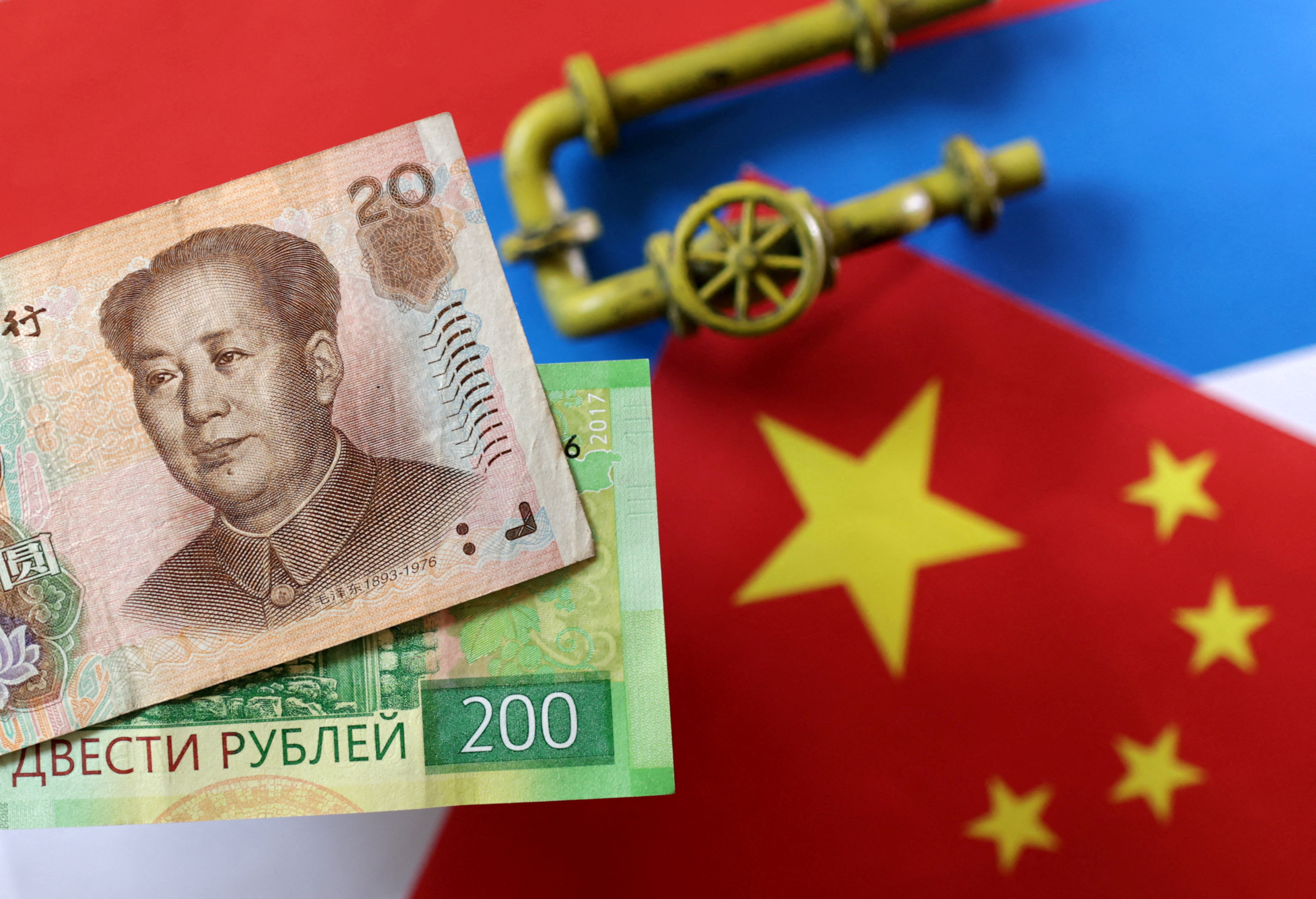 Tháng 10/2022, đồng Nhân dân tệ lần đầu tiên vượt qua đô la Mỹ trở thành ngoại tệ được giao dịch nhiều nhất trên sàn giao dịch Moscow  - Ảnh: Reuters