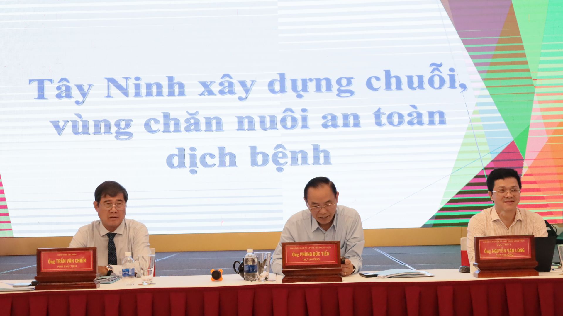 Thứ trưởng Ph&ugrave;ng Đức Tiến chủ tr&igrave; hội nghị.