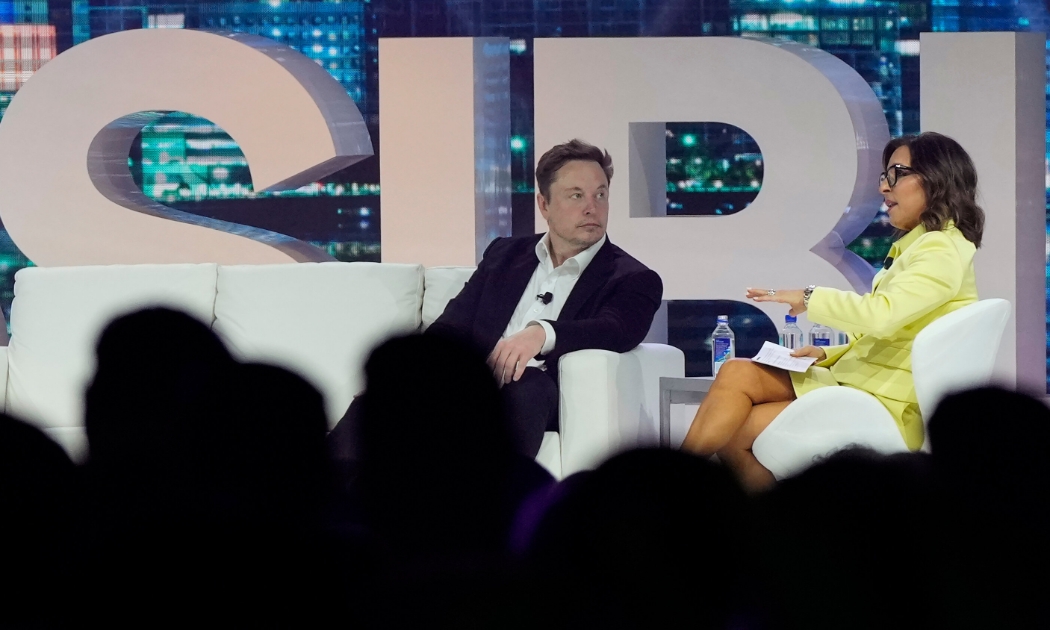Bà Linda Yaccarino tham gia một sự kiện của Twitter cùng ông Elon Musk vào tháng trước - Ảnh: AP