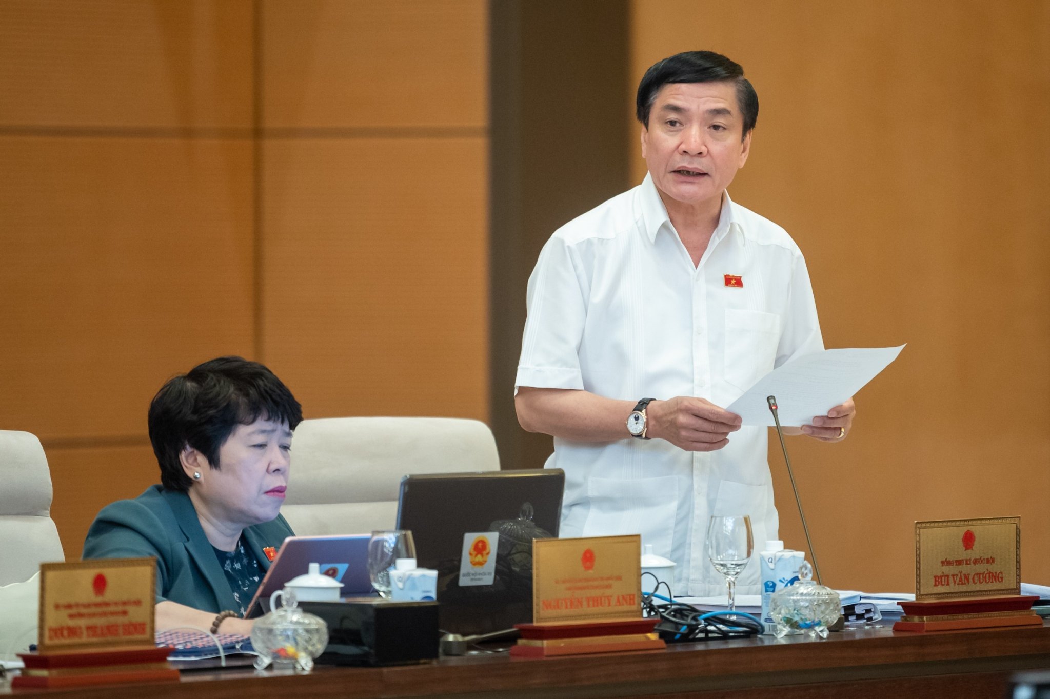 Tổng Thư ký Quốc hội, Chủ nhiệm Văn phòng Quốc hội Bùi Văn Cường cho rằng không nên loại trừ các lĩnh vực nêu trên và nêu vấn đề có nên giảm thuế với hàng hóa, dịch vụ chịu thuế suất VAT 5%.