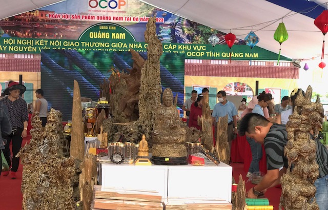 Các sản phẩm mỹ nghệ được chế tác từ  trầm dó bầu trưng bày tại Ngày hội được đông đảo khách hàng quan tâm. Ảnh : Ngô Anh Văn