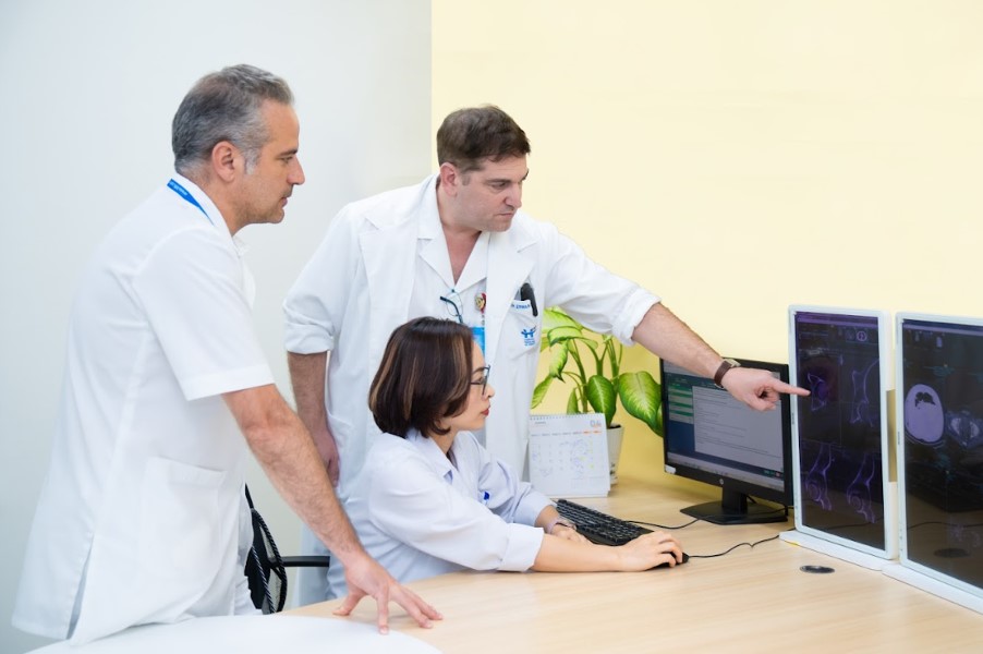 B&aacute;c sỹ Erwan Debuc, Gi&aacute;m đốc Y tế (b&aacute;c sĩ nam, b&ecirc;n phải) trao đổi với c&aacute;c b&aacute;c sĩ c&oacute; năng lực chuy&ecirc;n m&ocirc;n cao v&agrave; gi&agrave;u kinh nghiệm của Bệnh viện Việt Ph&aacute;p H&agrave; Nội.