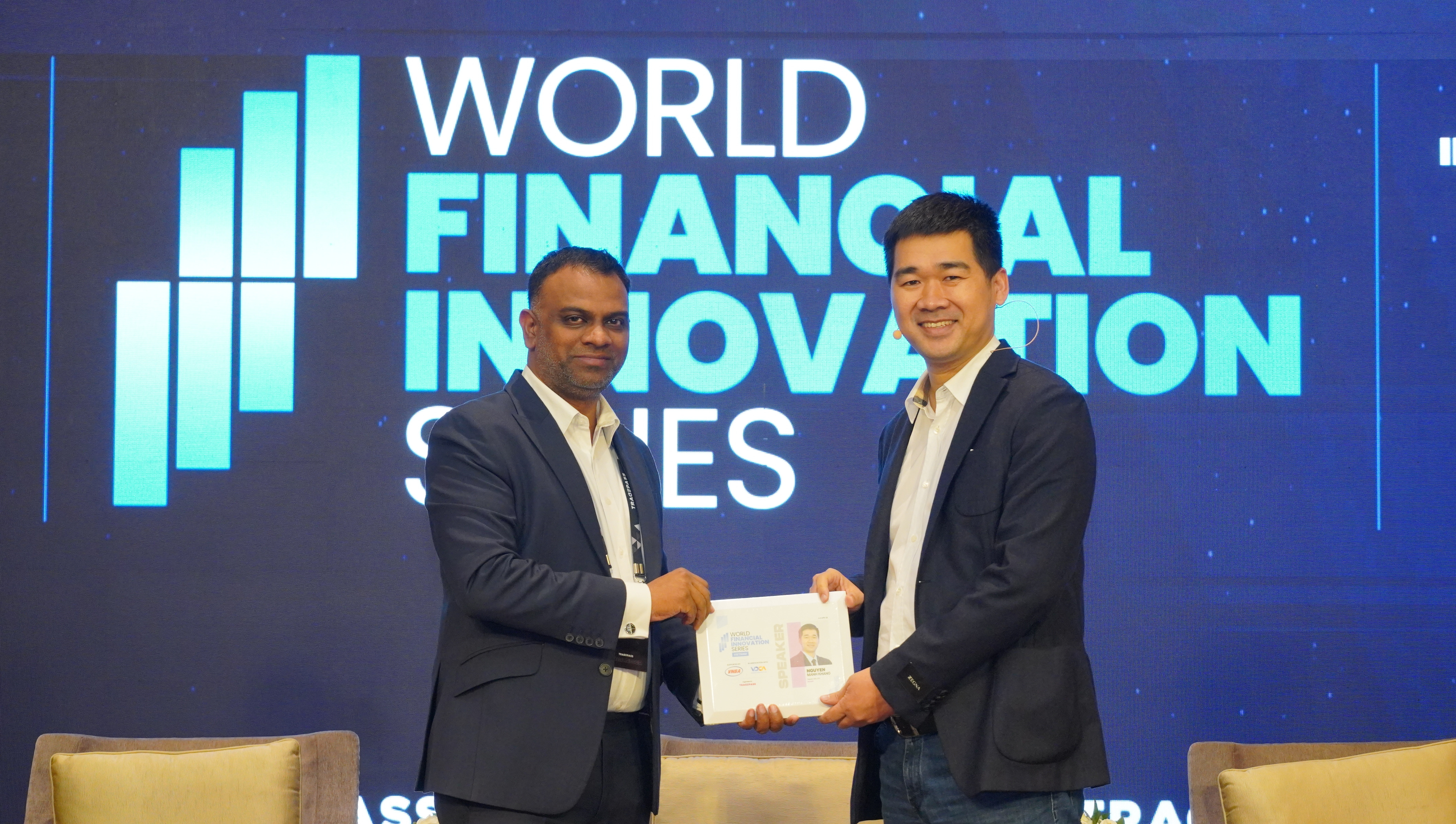 D.CEO - CIO Mcredit Nguyễn Mạnh Khang (phải) tại Hội thảo đổi mới t&agrave;i ch&iacute;nh thế giới. Ảnh: WFIS.