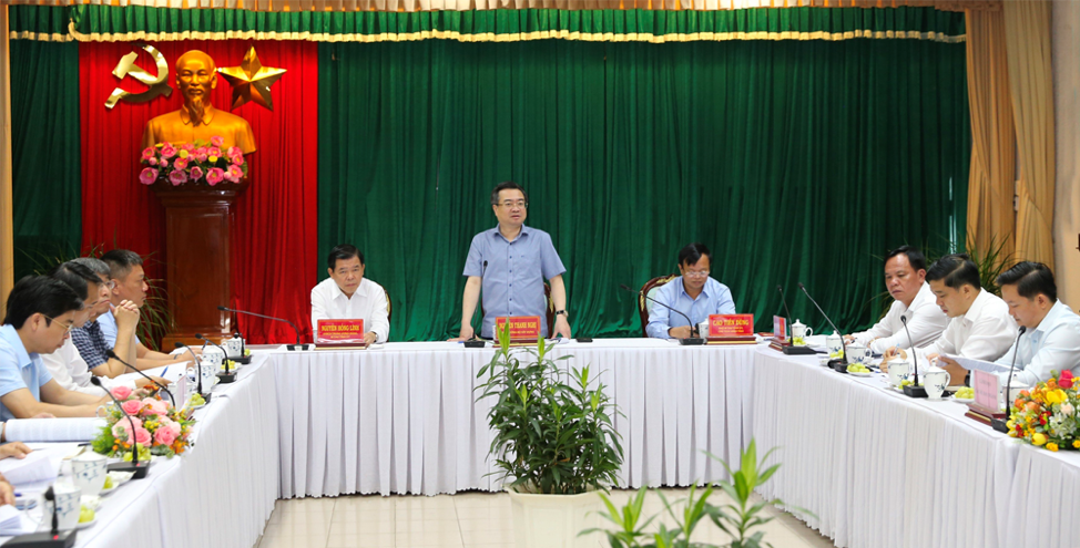 Ông Cao Tiến Dũng, Chủ tịch UBND tỉnh Đồng Nai (người áo trắng ngồi bên trái), đề nghị Tổ công tác hướng dẫn tháo gỡ khó khăn các vấn đề trong thủ tục đầu tư, như: công tác giải phóng mặt bằng, bồi thường, hỗ trợ tại định cư - ảnh: TT.