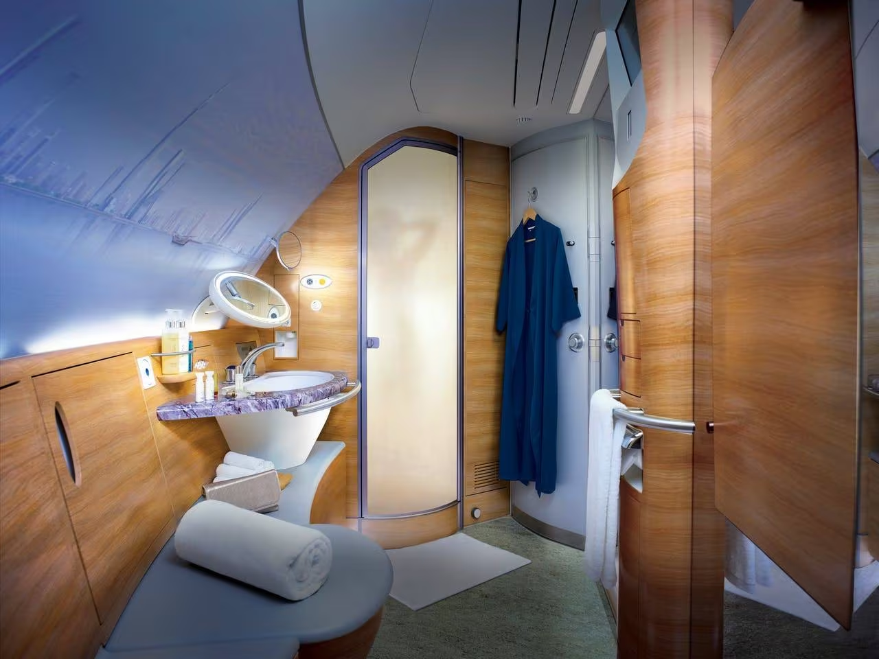 Emirates là hãng hàng không đầu tiên trên thế giới cung cấp dịch vụ phòng tắm trên các chuyến bay tầm xa của mình...