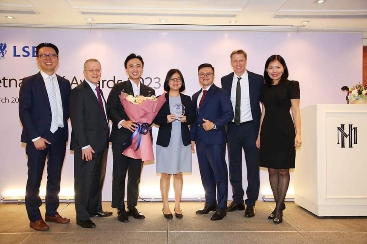 Ông Steve Dean – Giám đốc LSEG khu vực ASEAN (thứ 2 từ trái sang) trao giải thưởng cho Đại diện Eximbank, Bà Huỳnh Ngọc Trang - Giám đốc Phòng Kinh doanh tiền tệ (thứ 4 từ trái sang) và bộ phận FX Trading Eximbank.