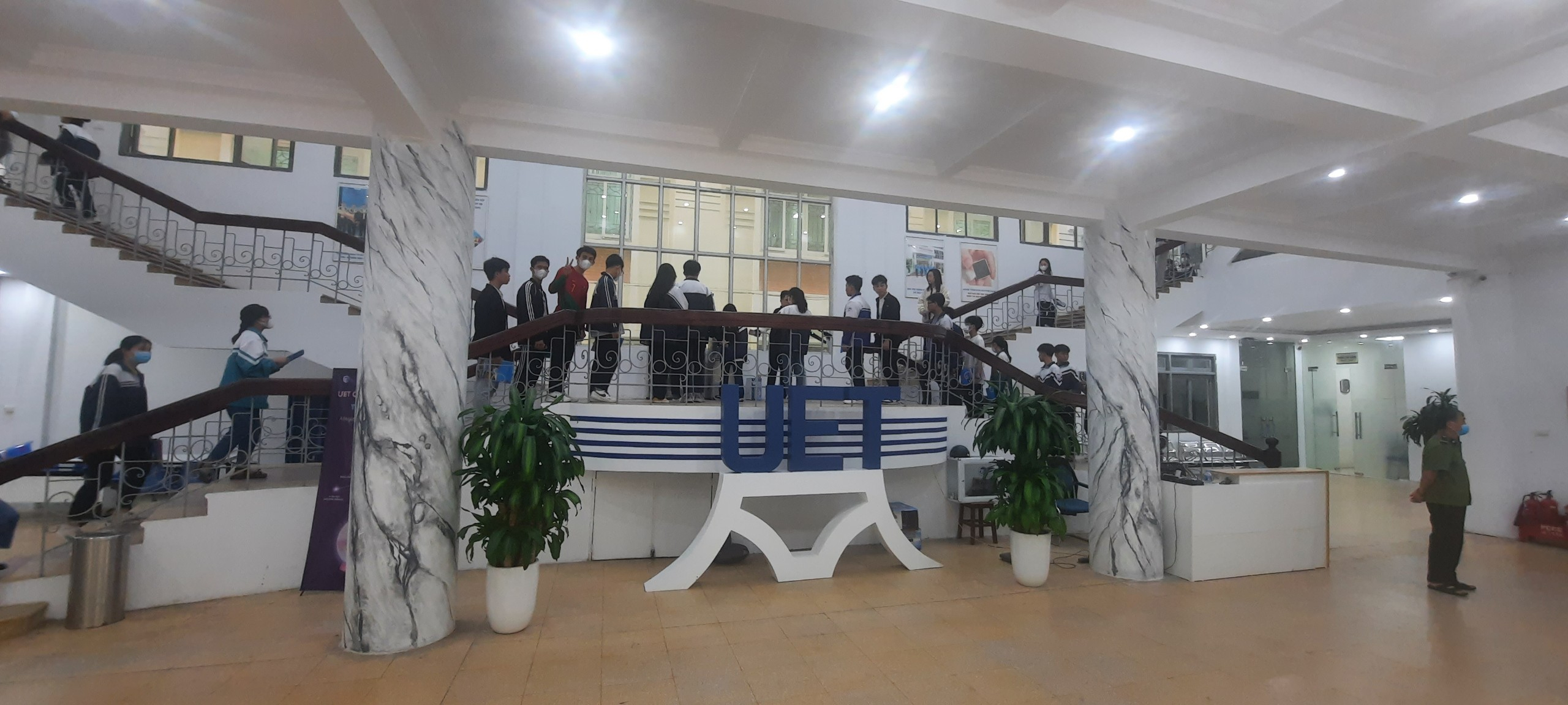 Thí sinh làm thủ tục dự thi. Ảnh: VNU.