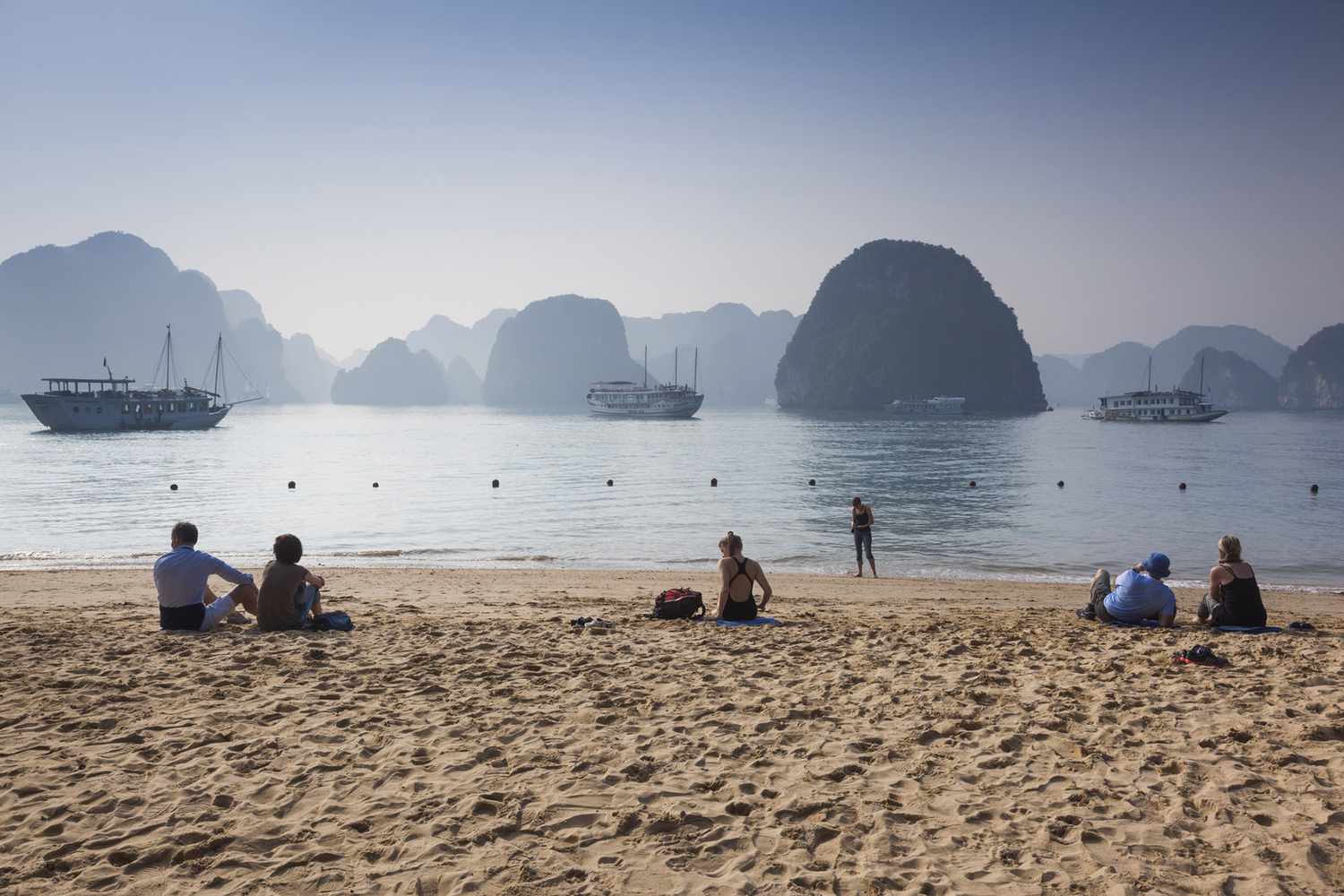 Để đón mùa hè, không chỉ các doanh nghiệp mà ngay cả các địa phương cũng tích cực kích cầu du lịch.