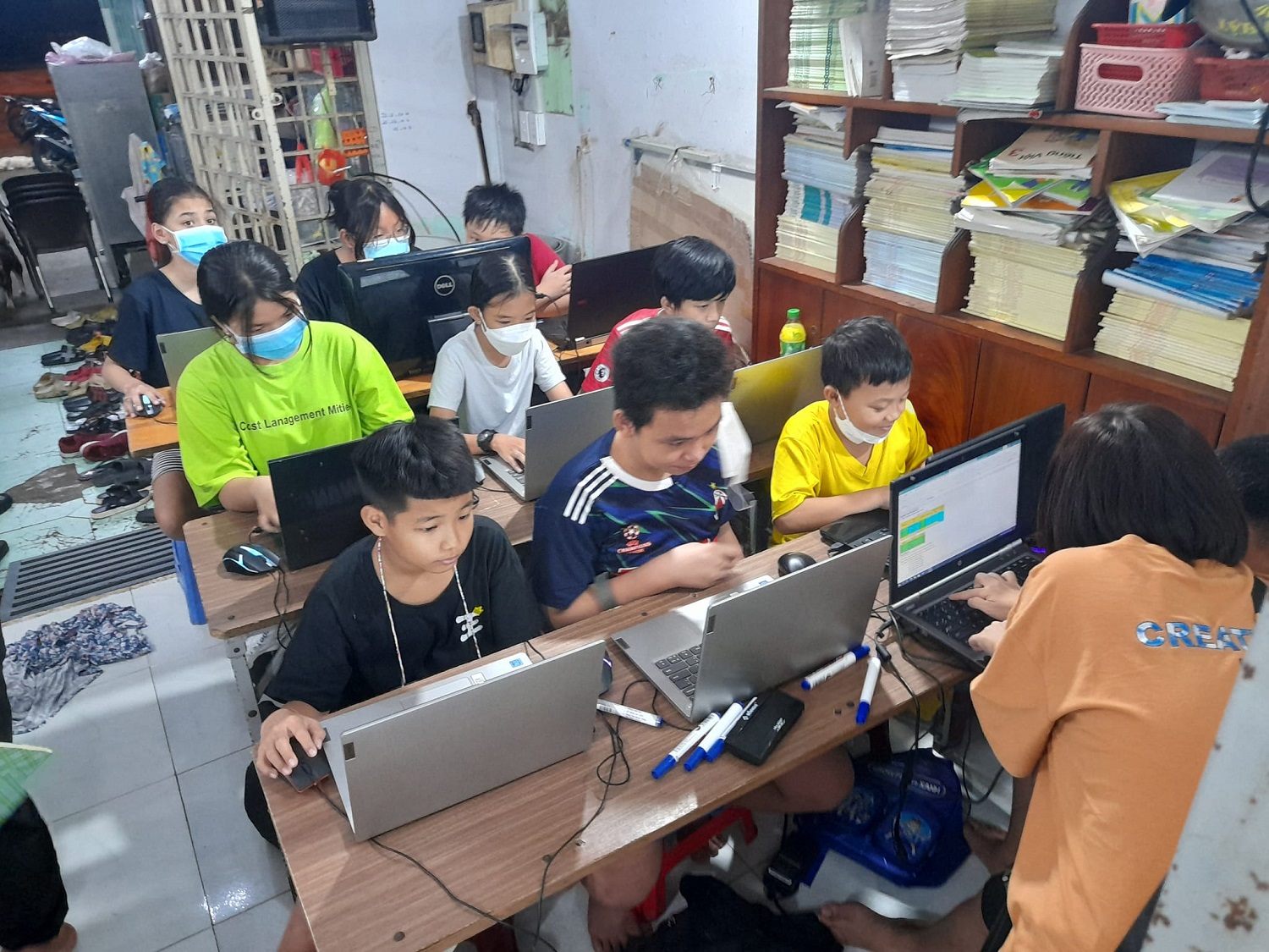 Lớp học tình thương Hòa Hảo mang con chữ đến với trẻ em nghèo. (Ảnh minh họa).