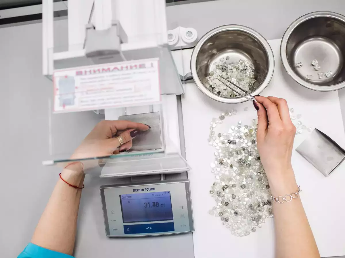 Nh&oacute;m c&aacute;c nước G7 đang thảo luận việc &aacute;p đặt c&aacute;c biện ph&aacute;p trừng phạt đối với hoạt động xuất khẩu kim cương của Nga.