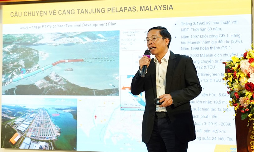 Ông Phạm Anh Tuấn, Tổng giám đốc Portcoast, thuyết minh về quy hoạch 7 giai đoạn đầu tư phân kỳ của dự án.