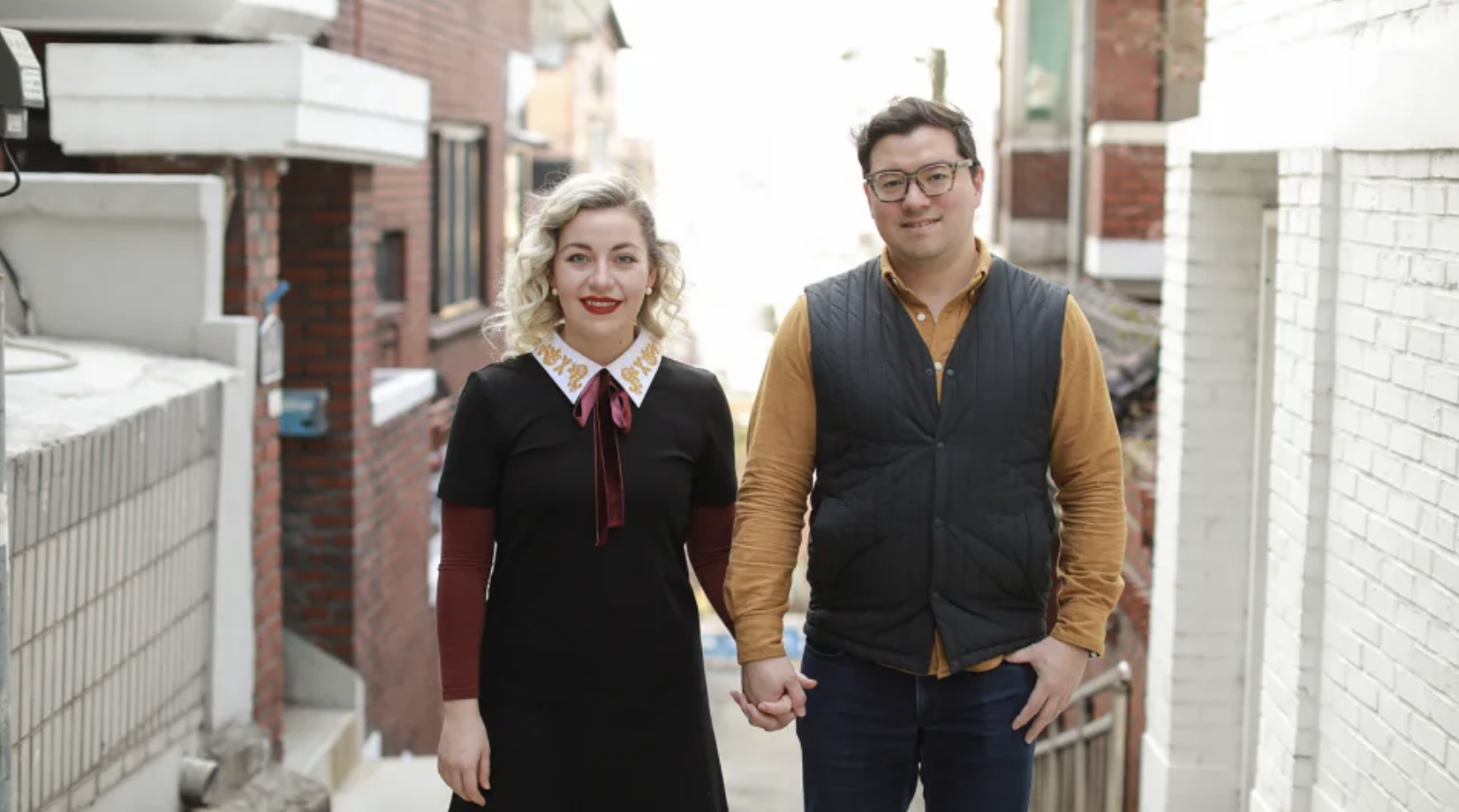  Vợ chồng anh Kevin Lambert ở Seoul, Hàn Quốc - Ảnh: CNN.