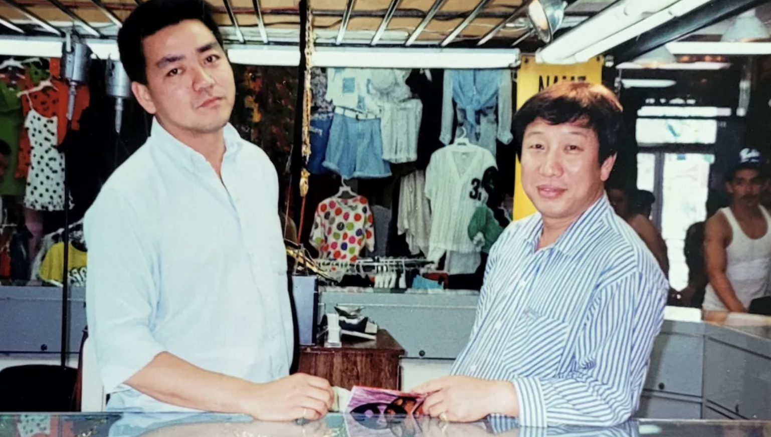 &Ocirc;ng Kim Moon-kuk (phải) tại Los Angeles (Mỹ) năm 1992 - Nguồn ảnh: CNN.