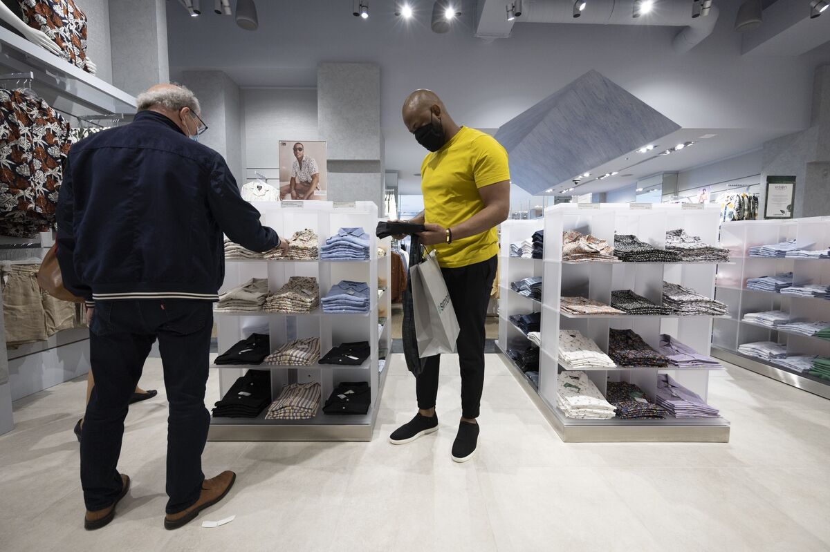 Trong lĩnh vực b&aacute;n lẻ, thời trang cao cấp l&agrave; một trong những mặt h&agrave;ng lao đao nhiều nhất, giảm 15% so với năm ngo&aacute;i.