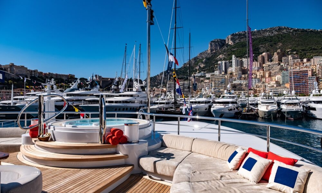 Bồn tắm nước nóng trên boong của một siêu du thuyền sang trọng ở Monaco - Ảnh: Bloomberg