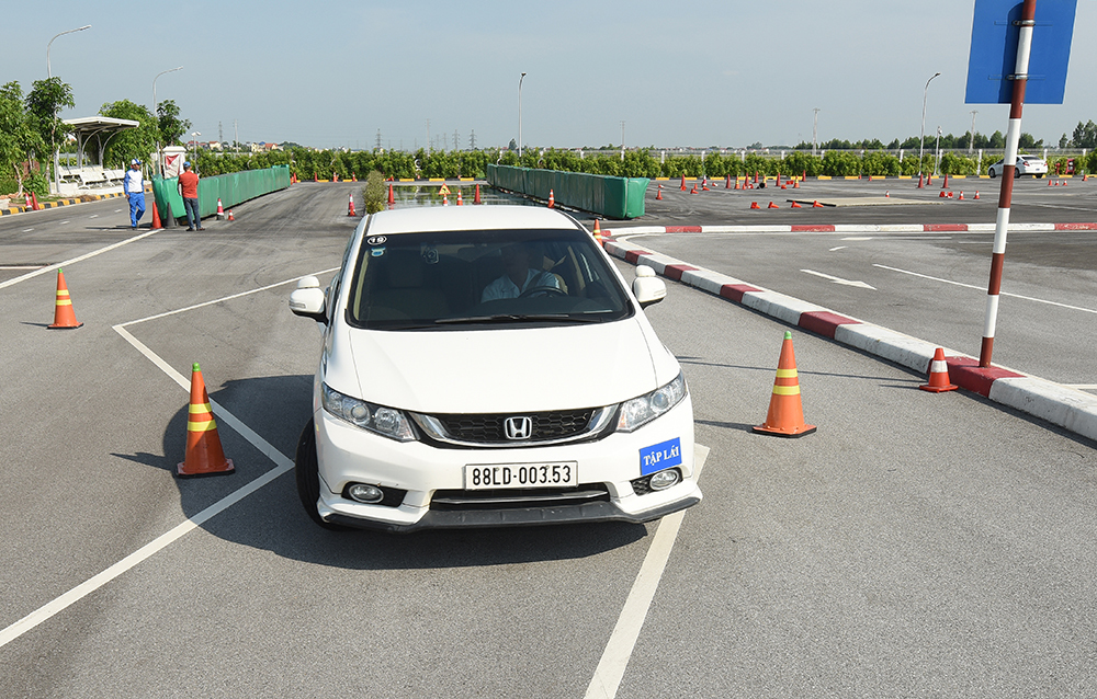 Theo dõi, khai thác dữ liệu trên thiết bị DAT để theo dõi số giờ, số km học thực hành lái xe, phục vụ công tác quản lý.