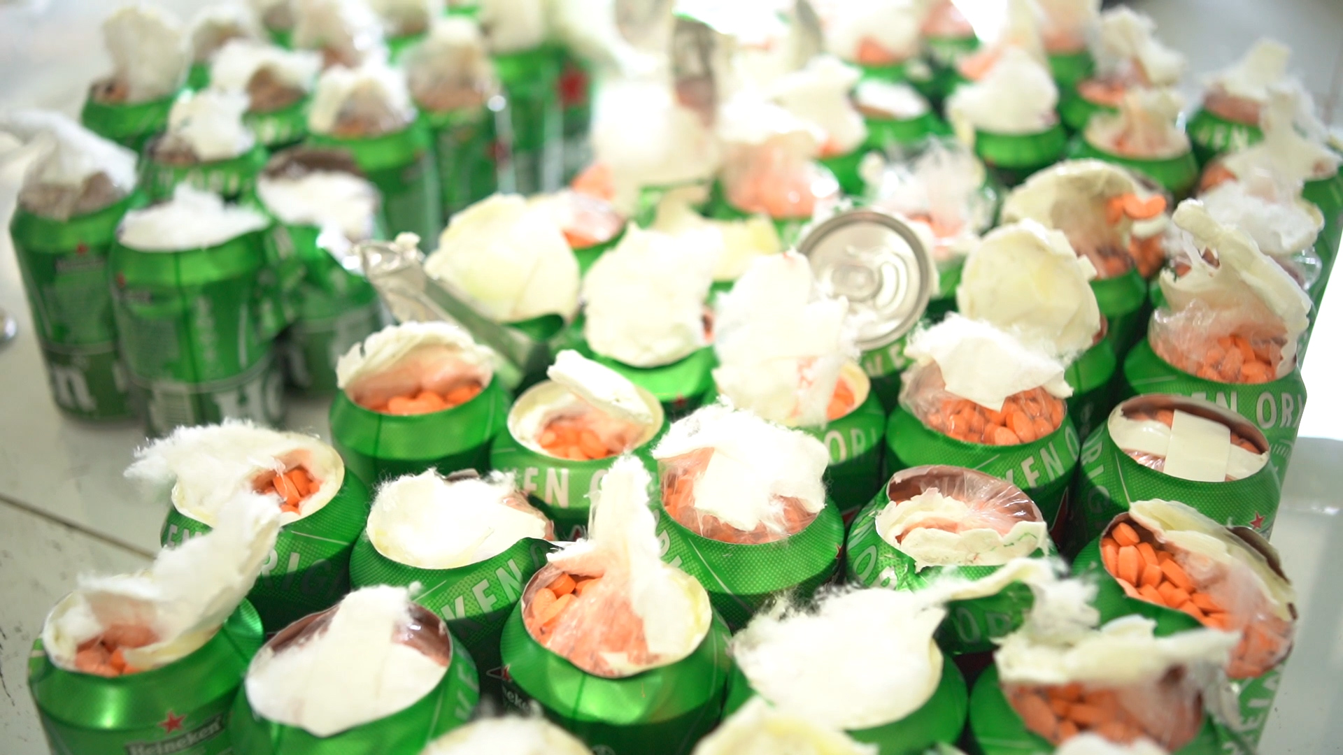 Gần 20 kg ma t&uacute;y ngụy trang dưới vỏ bọc lon bia.