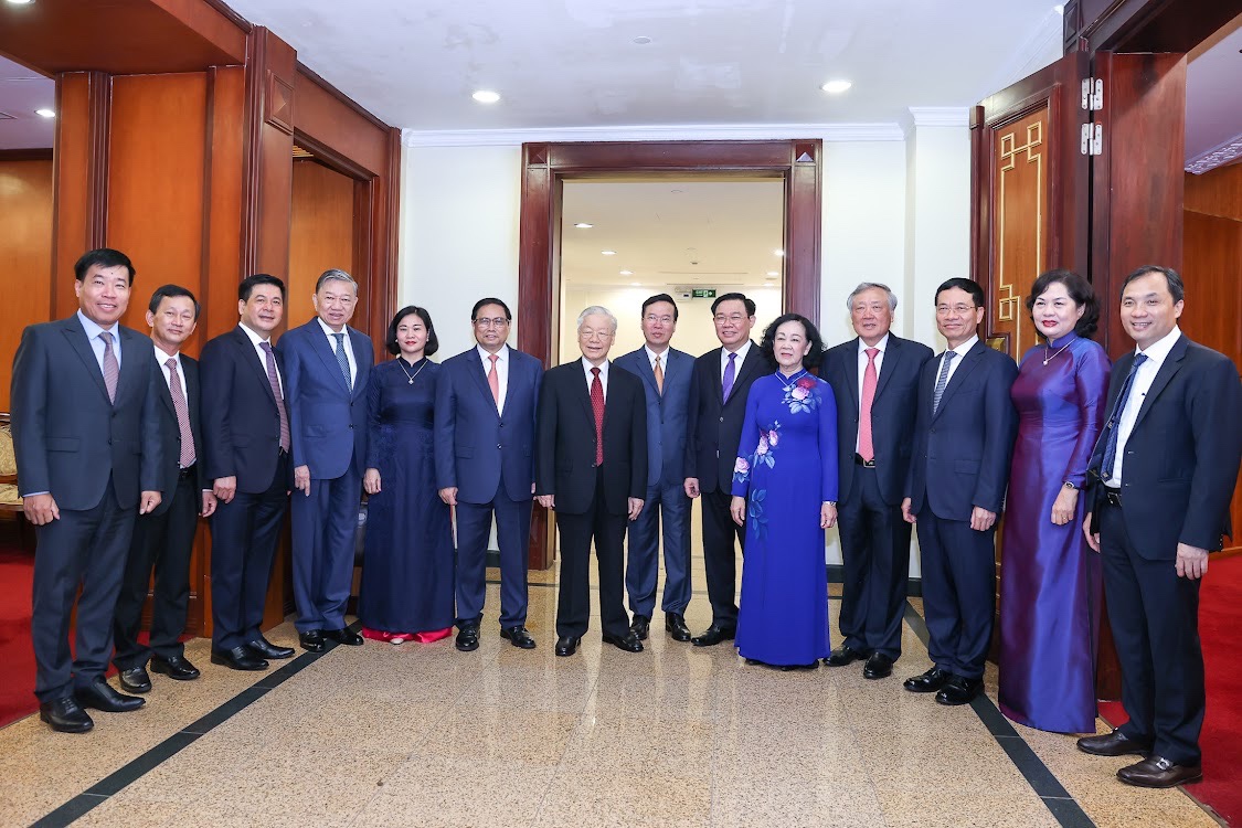 Tổng Bí thư Nguyễn Phú Trọng và các đồng chí Ủy viên Bộ Chính trị, Ủy viên Trung ương Đảng tại phiên bế mạc Hội nghị Trung ương 7 - Ảnh: VGP.