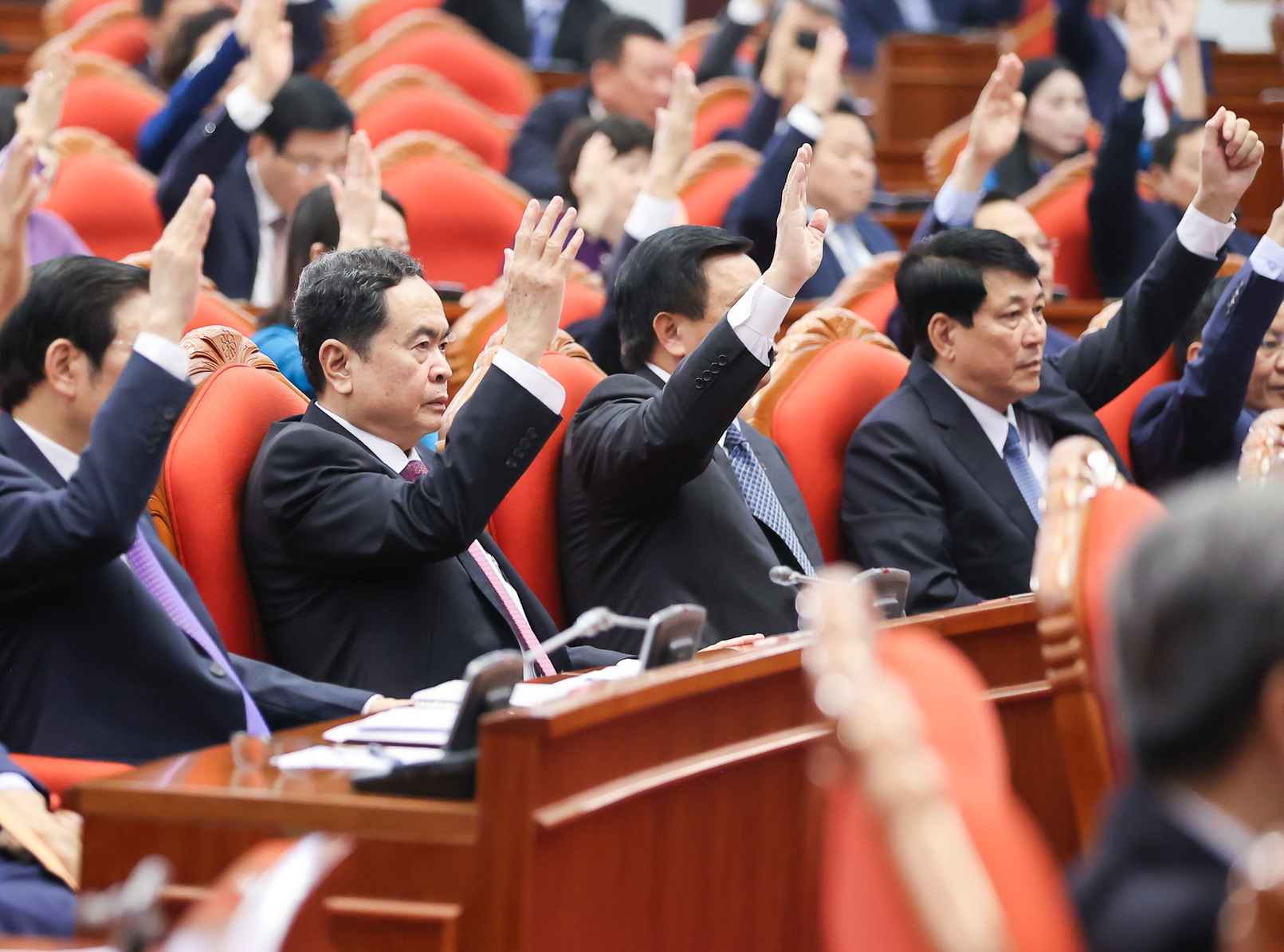 Trung ương biểu quyết thông qua các văn kiện tại phiên bế mạc Hội nghị Trung ương 7 (khóa XIII) - Ảnh: VGP.