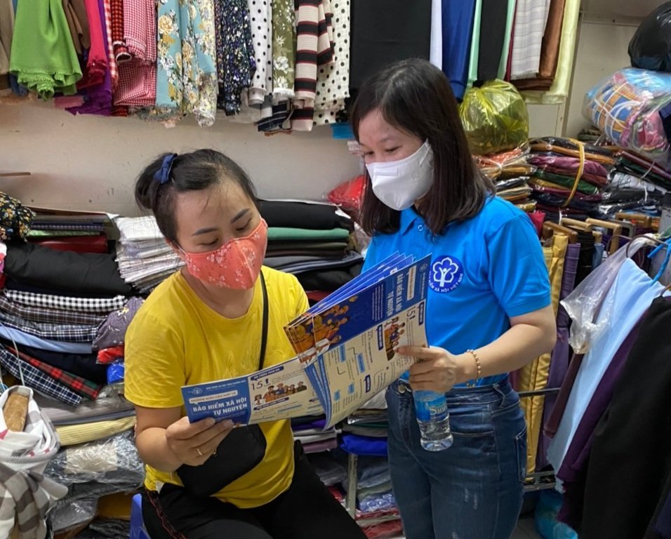 Thông tin chính sách bảo hiểm xã hội tự nguyện đến các hộ kinh doannh. Ảnh - BHXH Việt Nam.