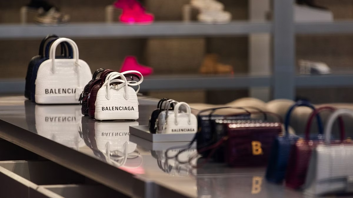 Hiện Kering&nbsp;cần phải t&igrave;m c&aacute;ch để phục hồi doanh số b&aacute;n h&agrave;ng đ&atilde; bị ảnh hưởng nặng nề bởi b&ecirc; bối của&nbsp;Balenciaga.