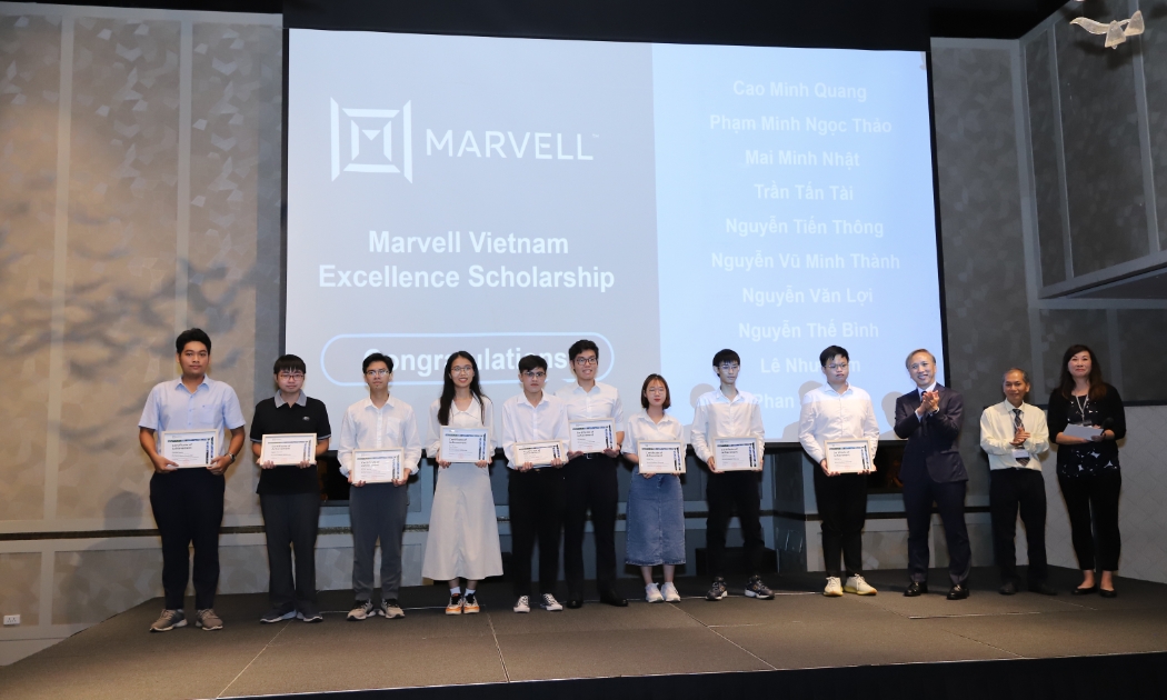 Đại diện Marvell trao học bổng cho 10 sinh viên xuất sắc tại Việt Nam sáng 16/5.