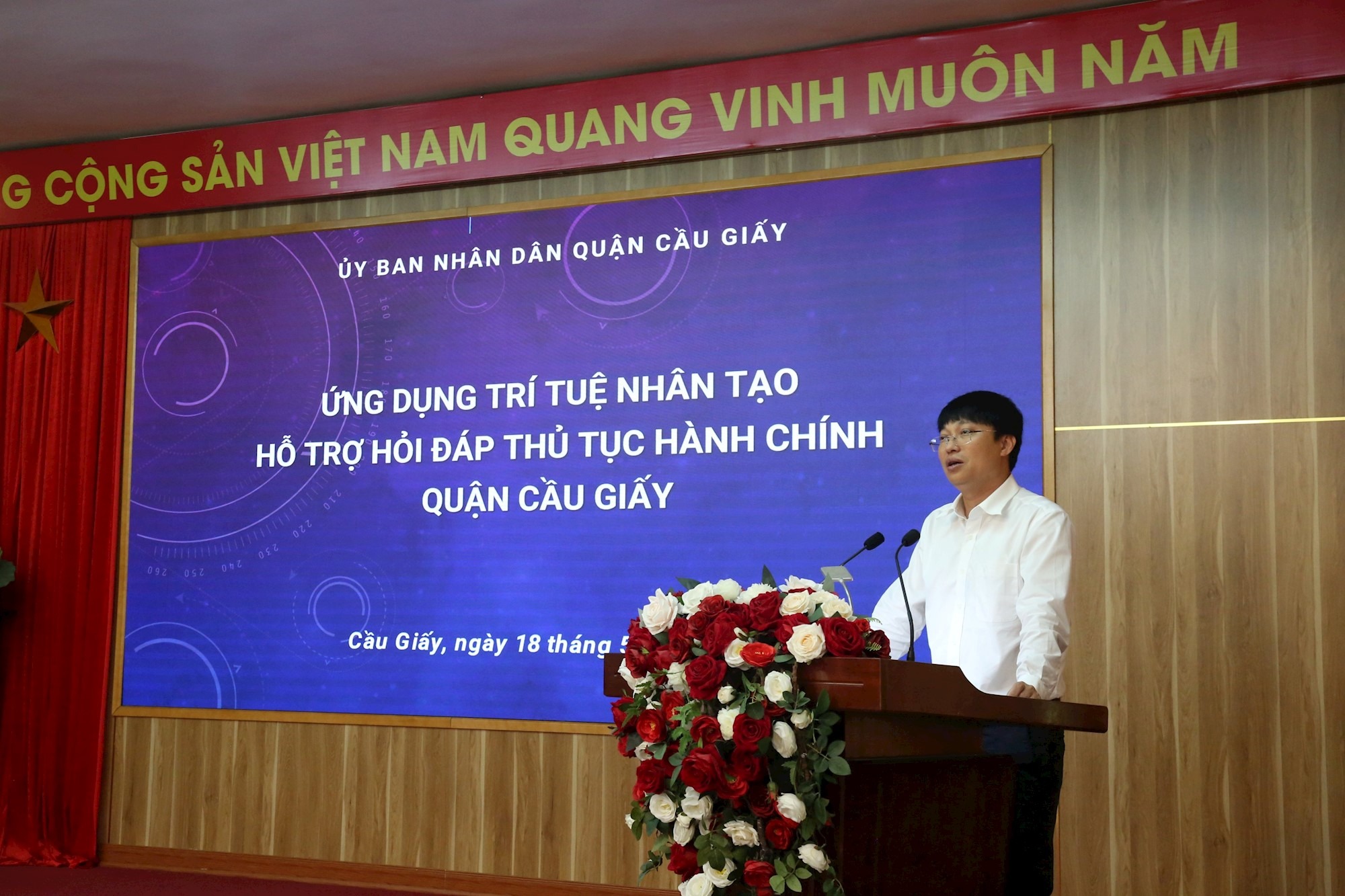 Ông Trần Việt Hà, Phó Chủ tịch UBND quận Cầu Giấy, phát biểu tại Lễ ra mắt ứng dụng trí tuệ nhân tạo hỗ trợ hỏi - đáp thủ tục hành chính (chatbot).