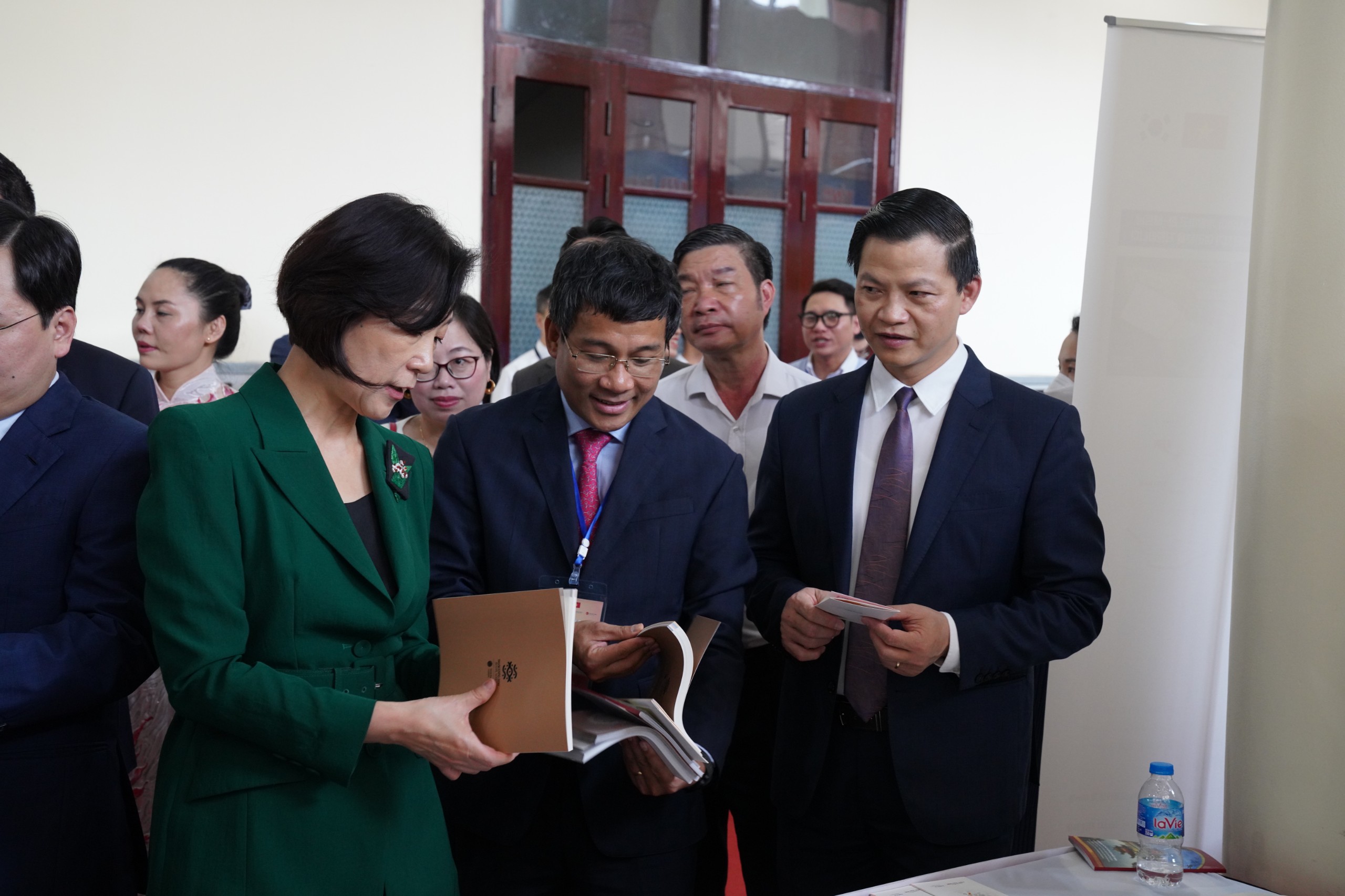 Bà Oh Young Ju Đại sứ Hàn Quốc tại Việt Nam tham quan gian hàng tại triển lãm 