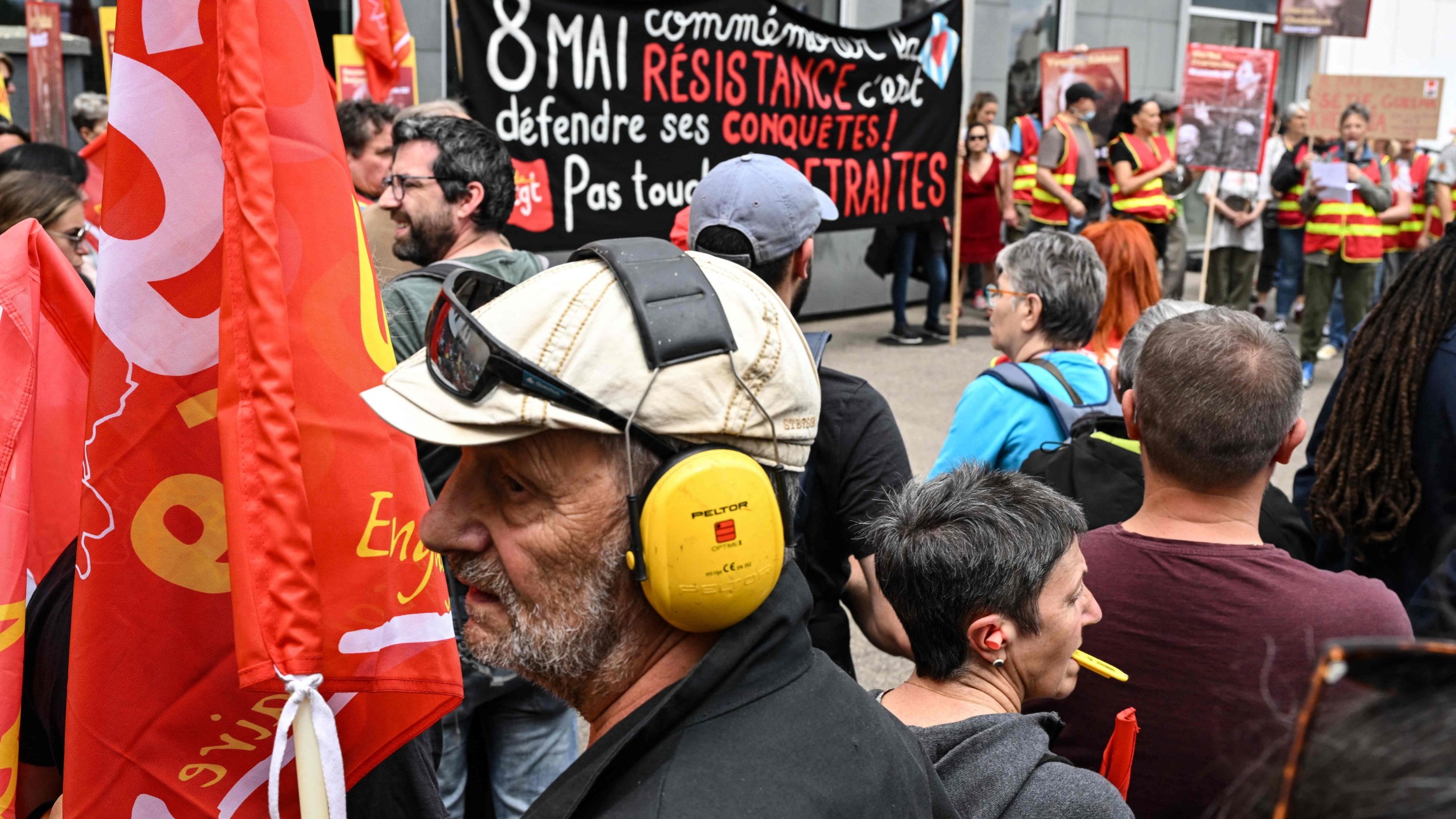 Biểu tình phản đối cải cách lương hưu ở Lyon, Pháp vào đầu tháng này. Tháng trước, Fitch đã hạ xếp hạng tín nhiệm của Pháp và cảnh báo chương trình cải cách của Tổng thống Emmanuel Macron có thể bị đình trệ - Ảnh: Getty Images