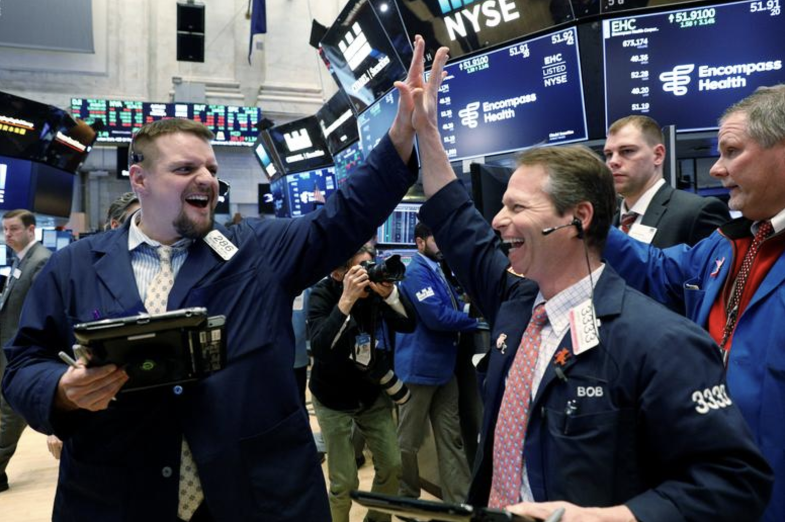 Các nhà giao dịch cổ phiếu trên sàn NYSE ở New York - Ảnh: Reuters.