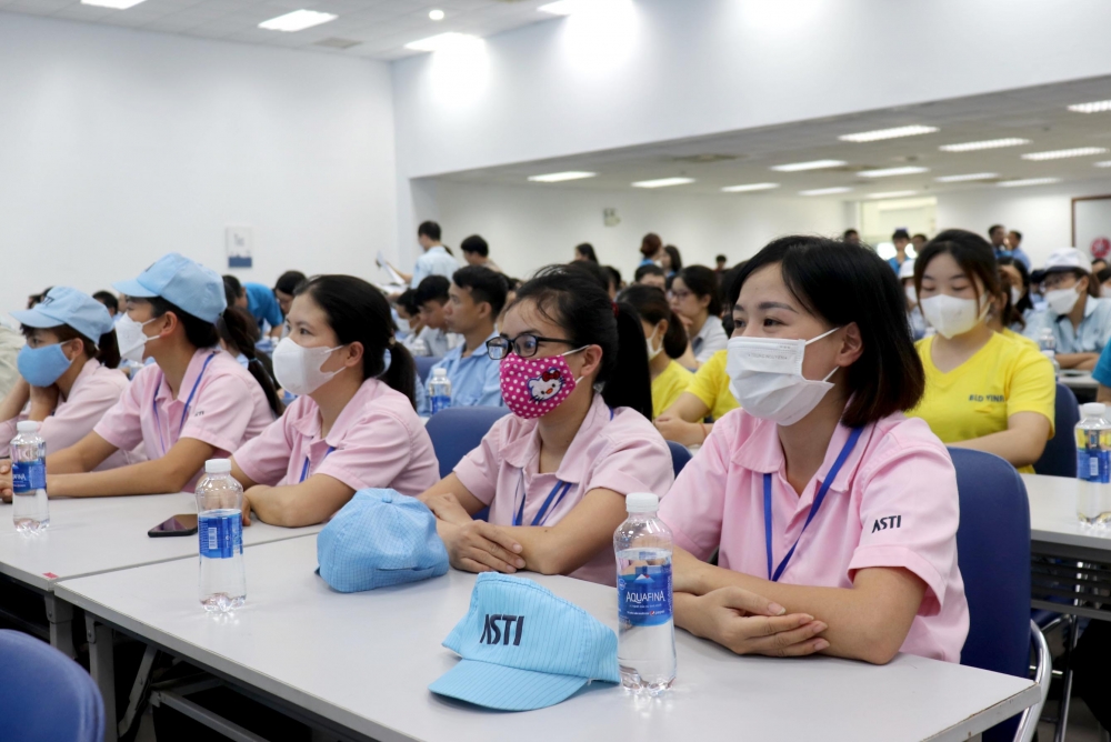 Các công nhân tham dự đối thoại. Ảnh - Lao động Thủ đô.