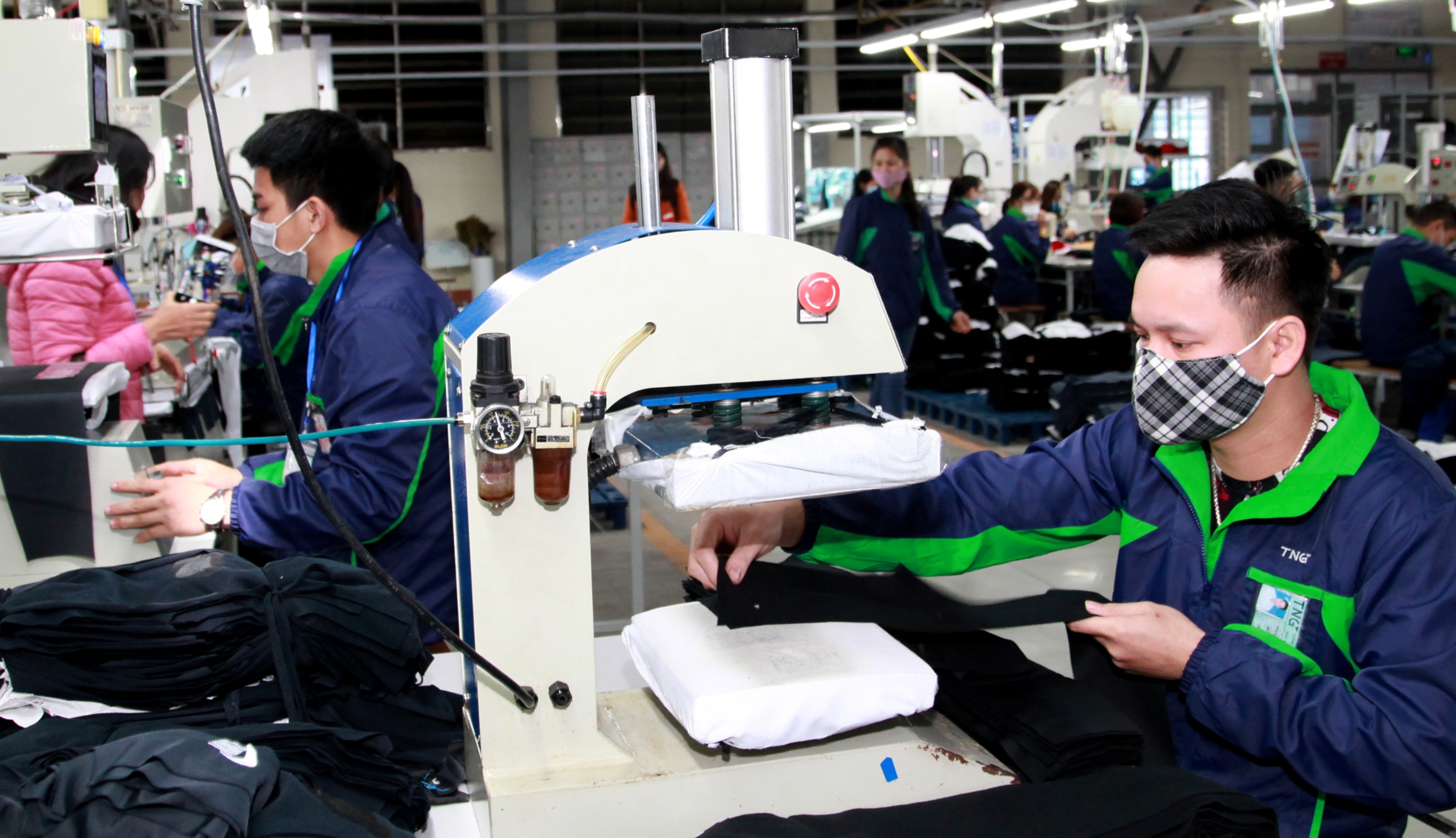 Hỗ trợ doanh nghiệp t&igrave;m kiếm đơn h&agrave;ng để tạo việc l&agrave;m cho người lao động. Ảnh minh họa - Mạnh Dũng.