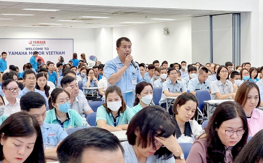Người lao động nêu các đề xuất với lãnh đạo thành phố. 