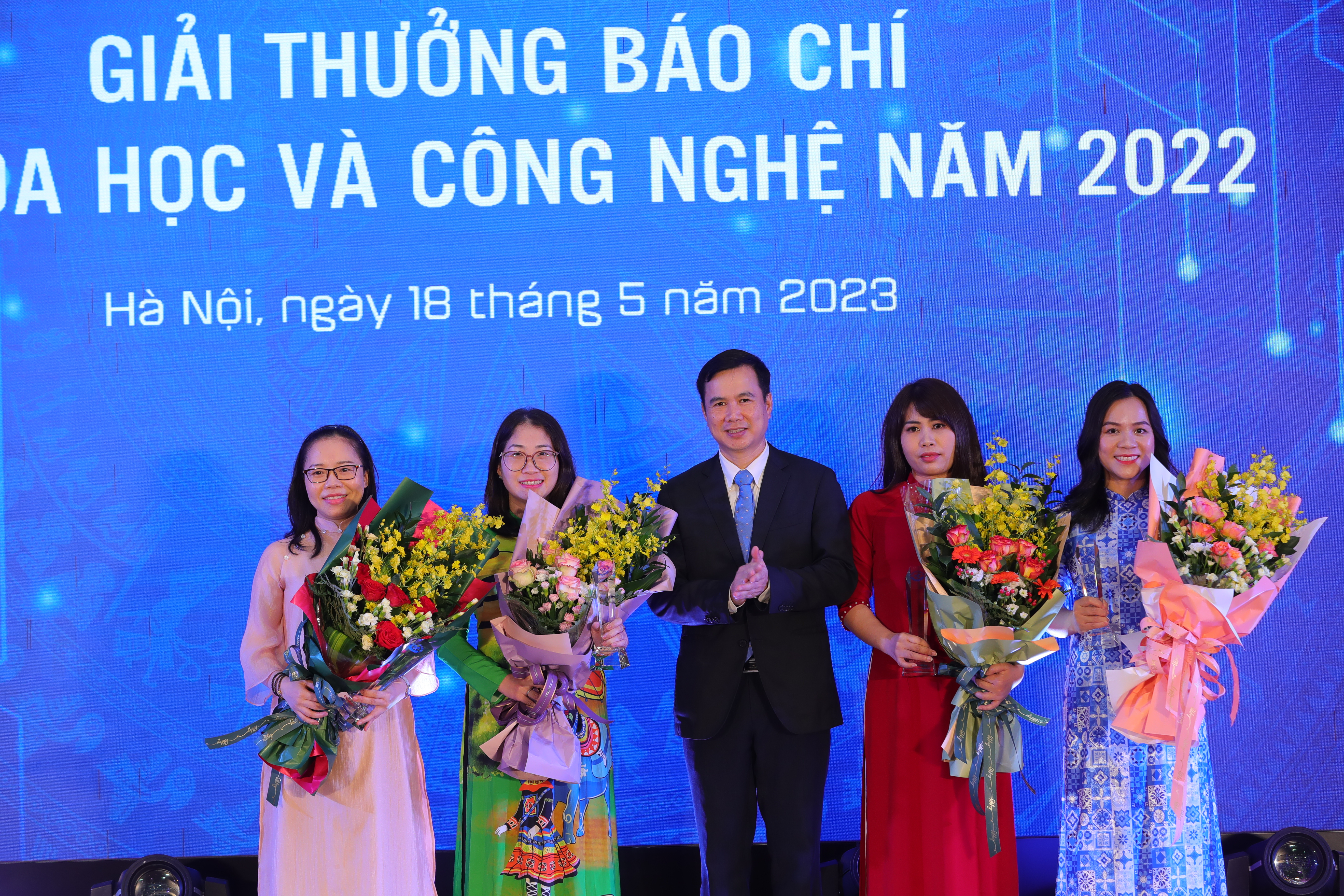 Thứ trưởng Bộ Khoa học và Công nghệ Bùi Thế Duy trao Giải Nhất Giải thưởng Khoa học công nghệ năm 2022 cho các tác giả/nhóm tác giả, tác phẩm/nhóm tác phẩm.