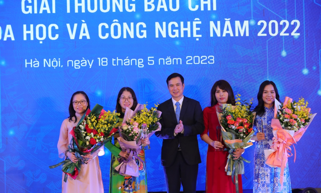Thứ trưởng Bộ Khoa học và Công nghệ Bùi Thế Duy trao Giải Nhất Giải thưởng Khoa học công nghệ năm 2022 cho các tác giả/nhóm tác giả, tác phẩm/nhóm tác phẩm.