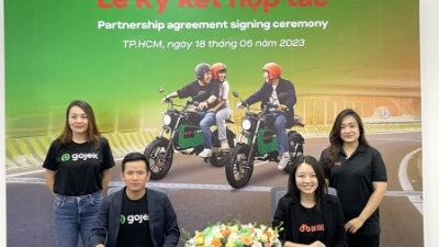 Gojek partners with Dat Bike to pilot use of e-motorbikes